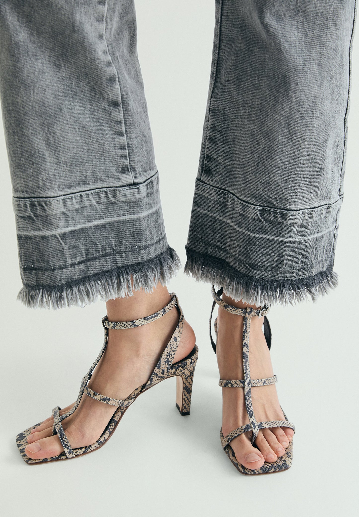 VERWASCHENE UND AUSGEFRANSTE JEANS