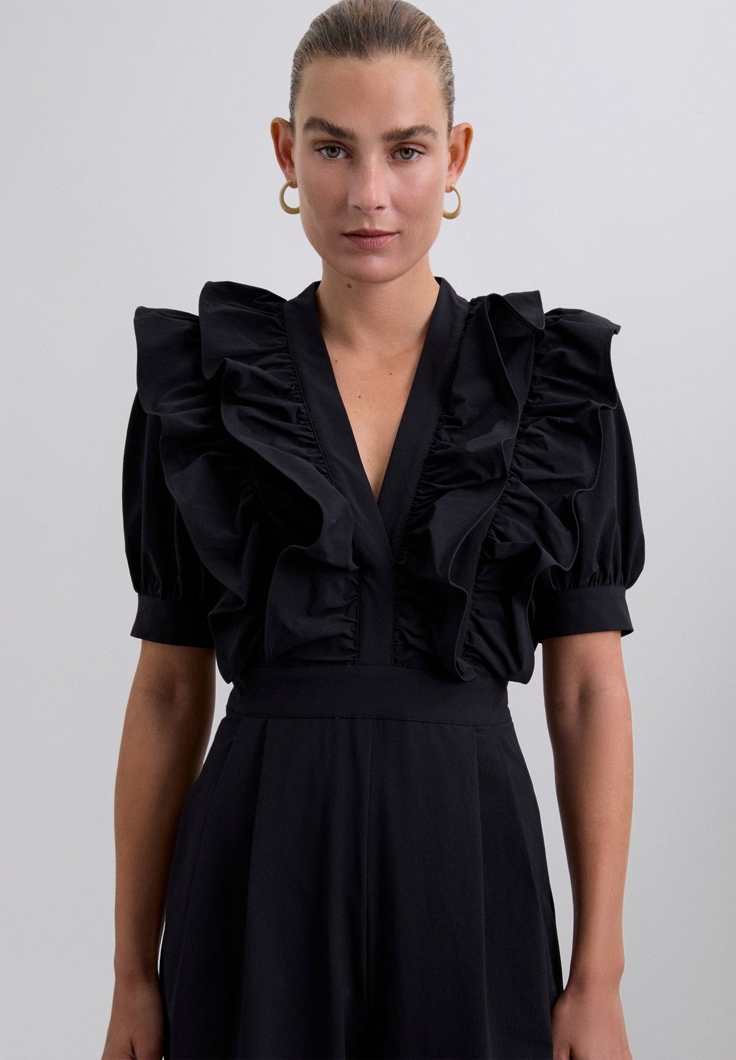 SCHWARZER JUMPSUIT MIT VOLANTS