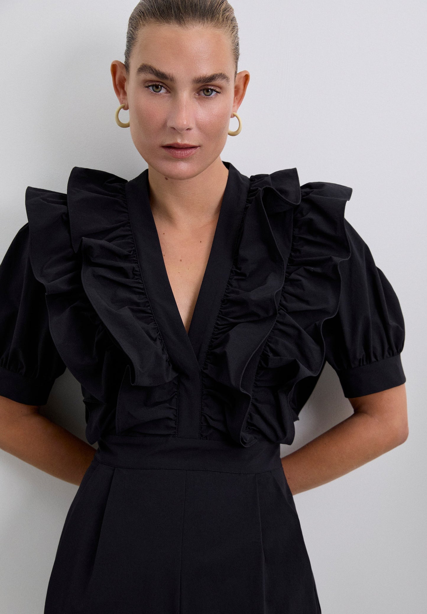 SCHWARZER JUMPSUIT MIT VOLANTS