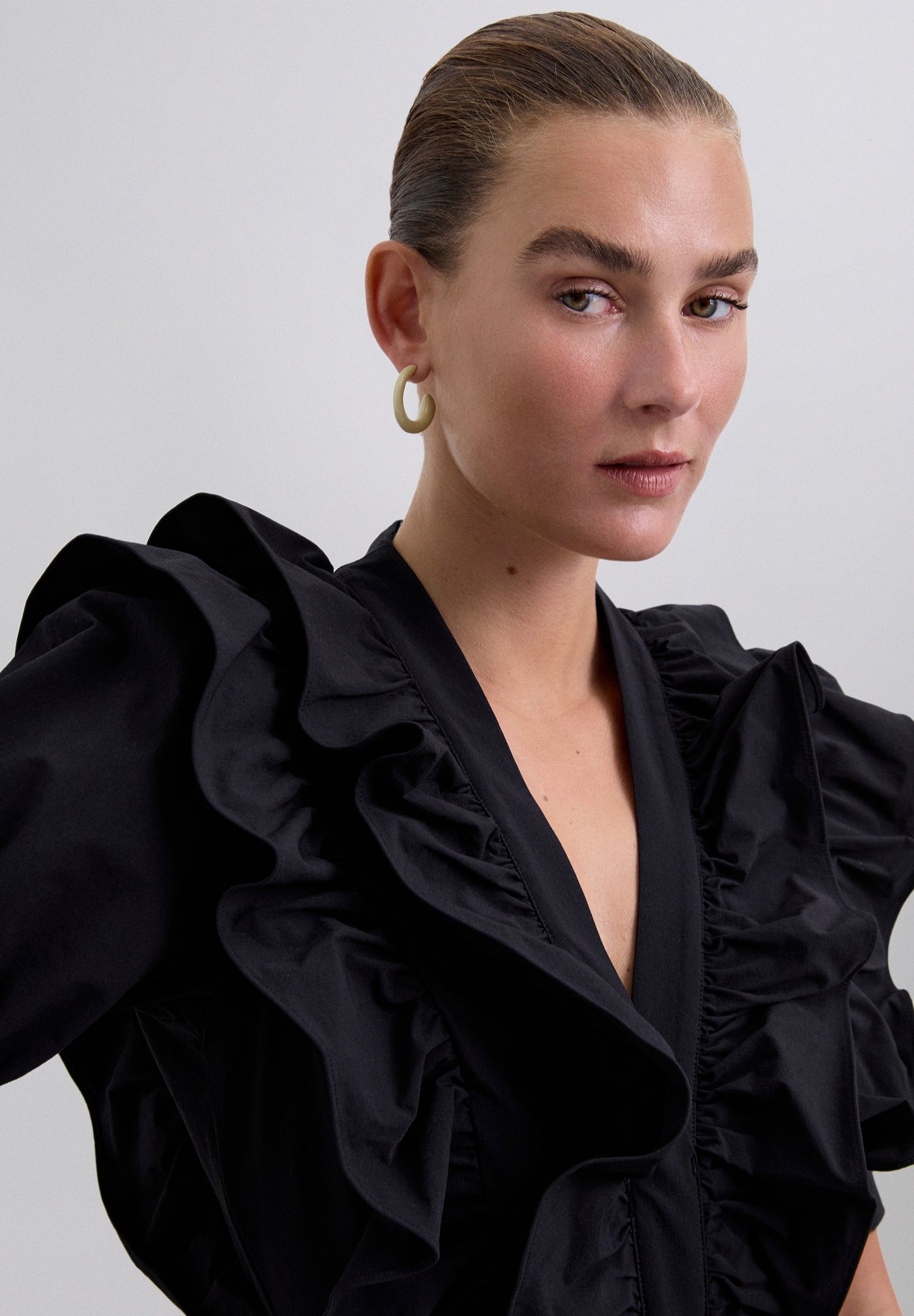 SCHWARZER JUMPSUIT MIT VOLANTS