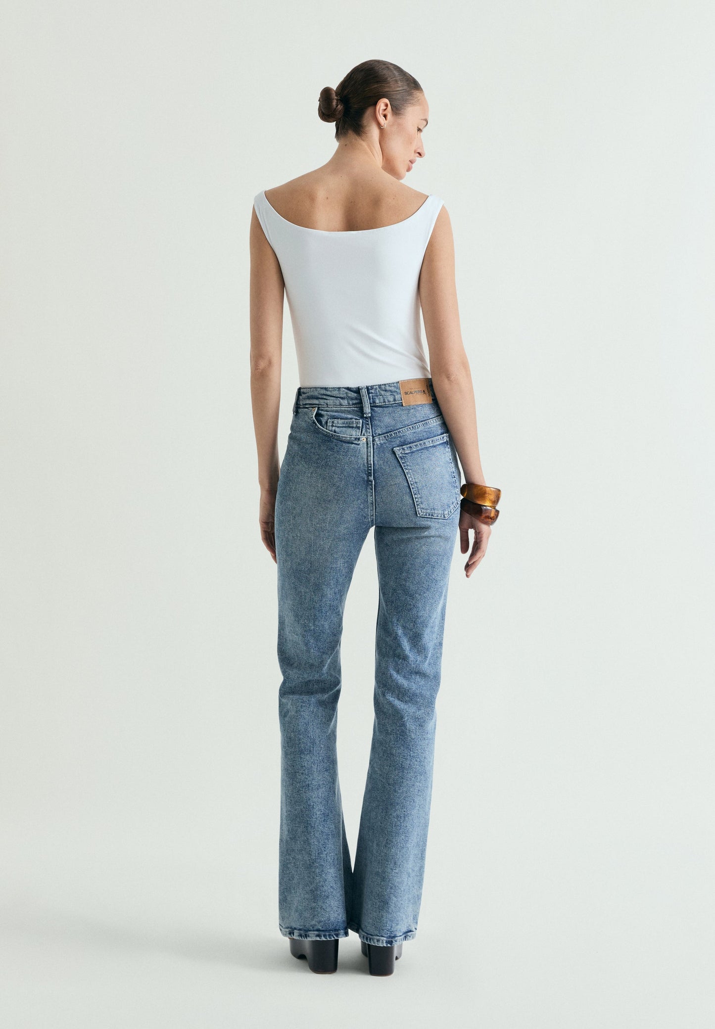 ASYMMETRIC POCKET JEANS