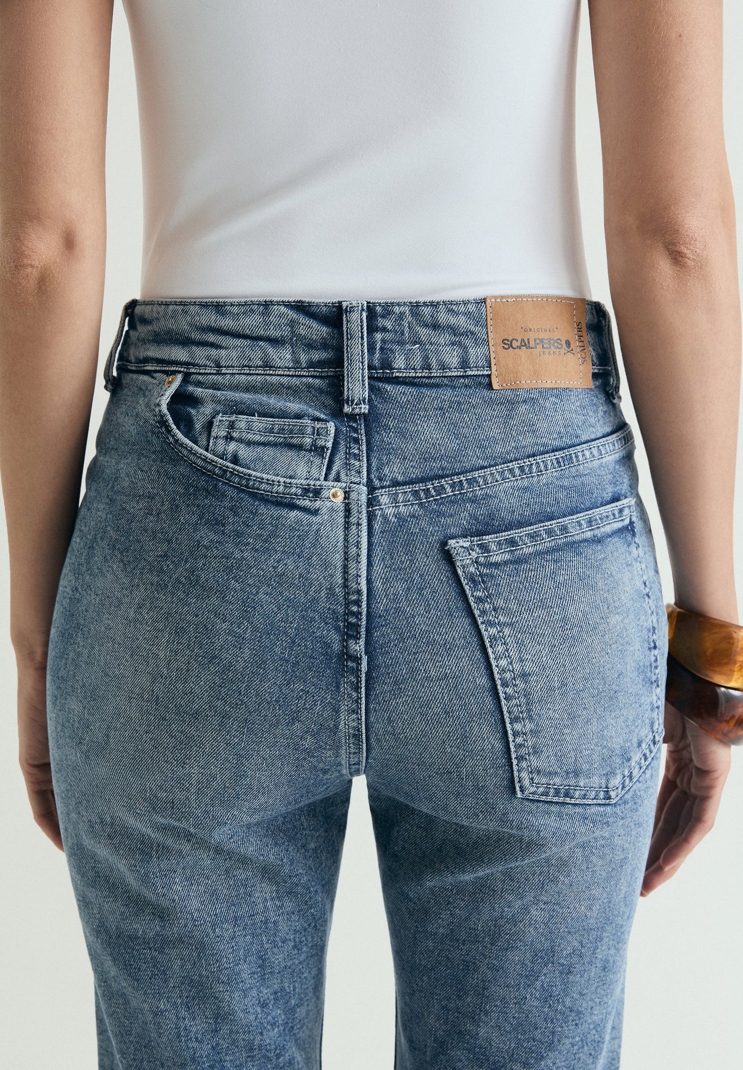 ASYMMETRIC POCKET JEANS