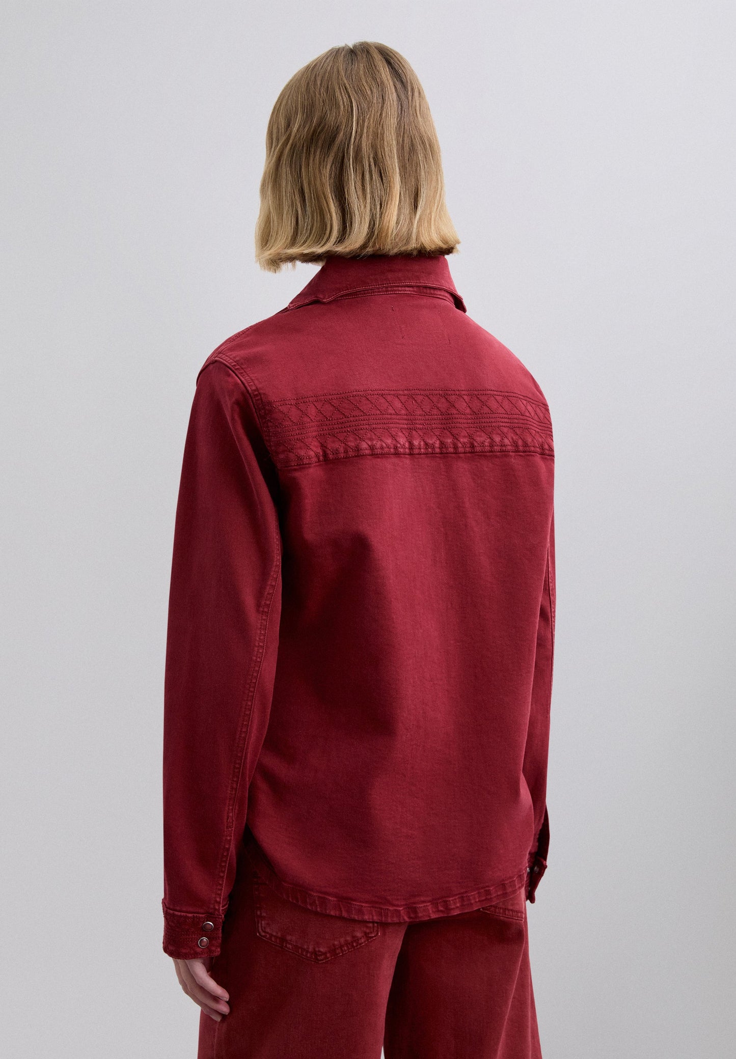 JEANSHEMD MIT WELLEN-NÄHTEN