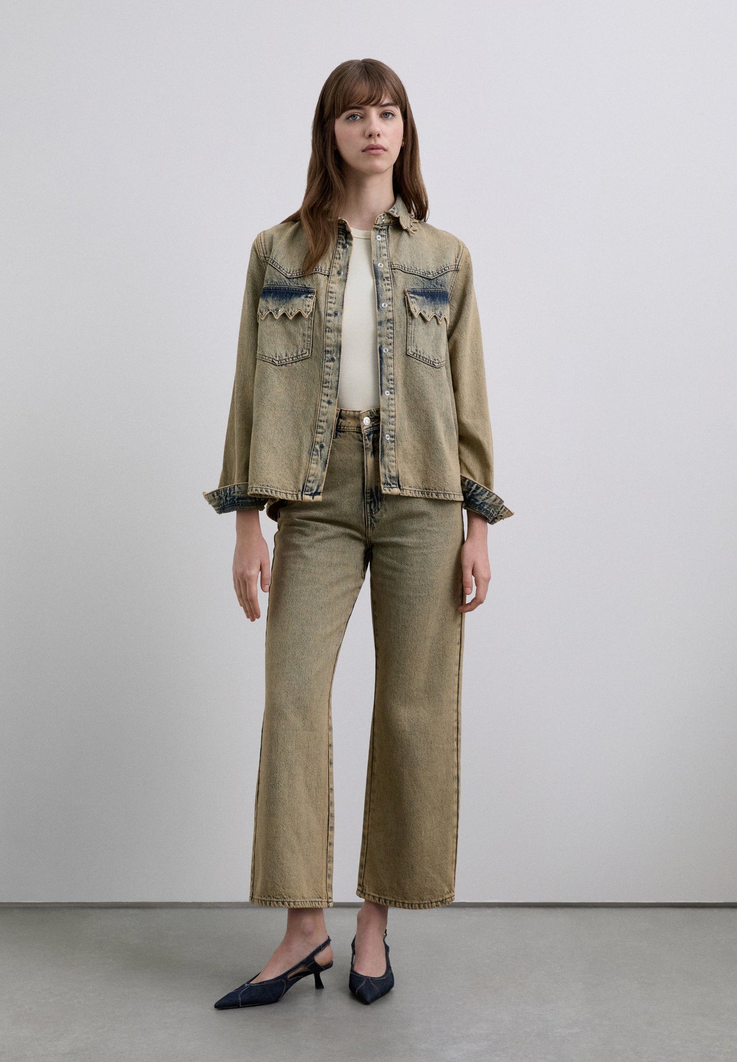 JEANSHEMD IN VERWASCHENER OPTIK