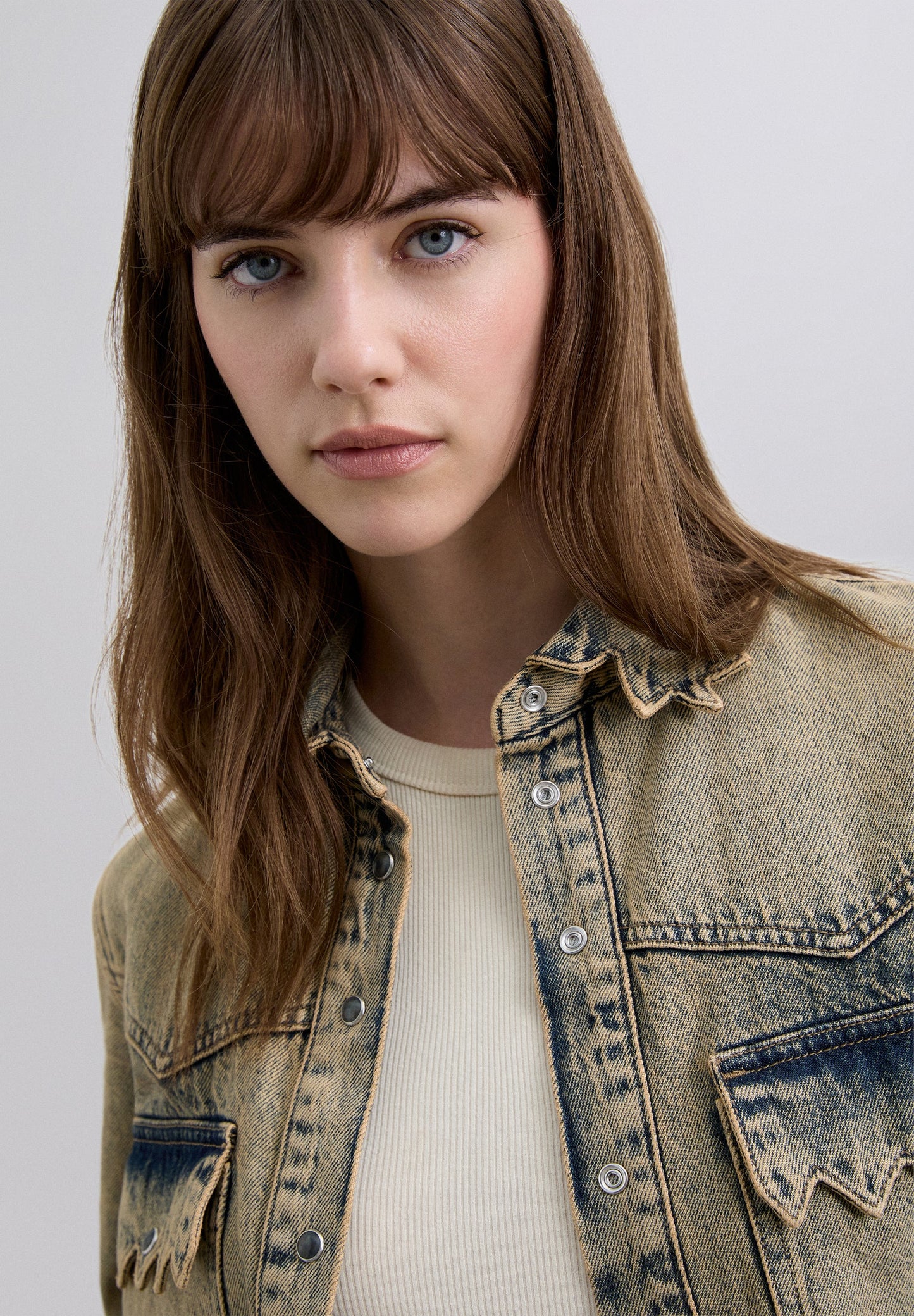 JEANSHEMD IN VERWASCHENER OPTIK