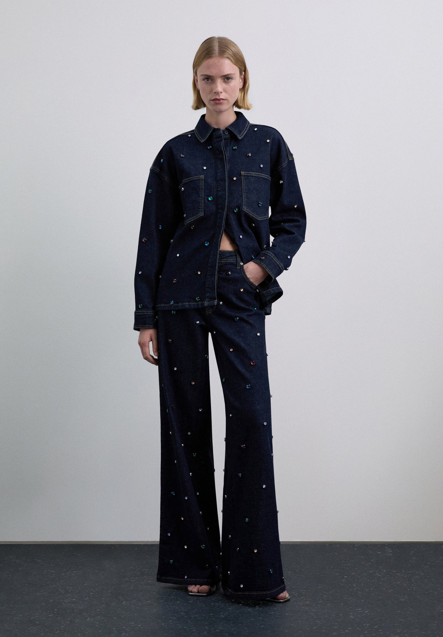 PANTALON DENIM AVEC PERLES