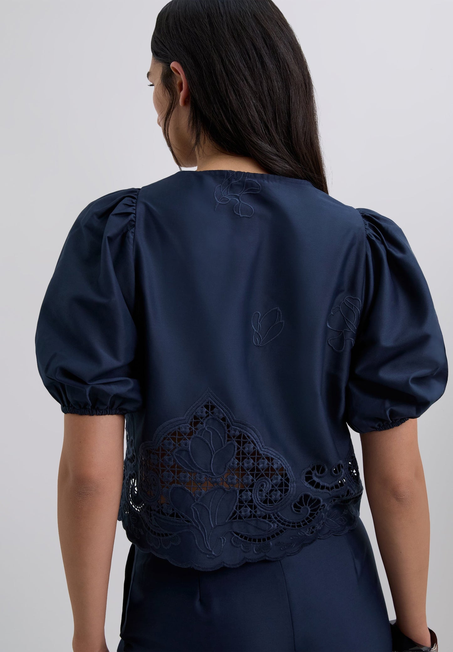 GEBORDUURDE BLOUSE STRIKJES