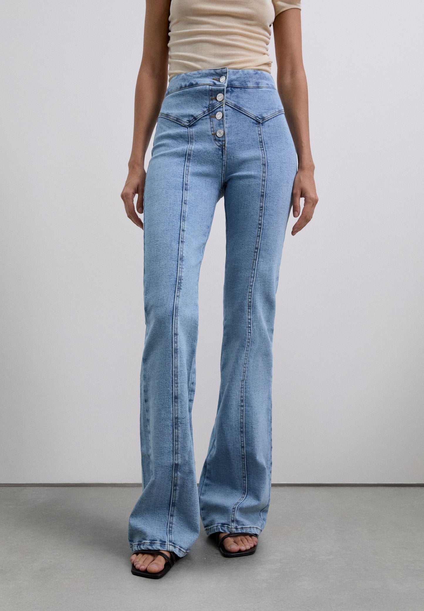 JEANS BOOTCUT BOTONES
