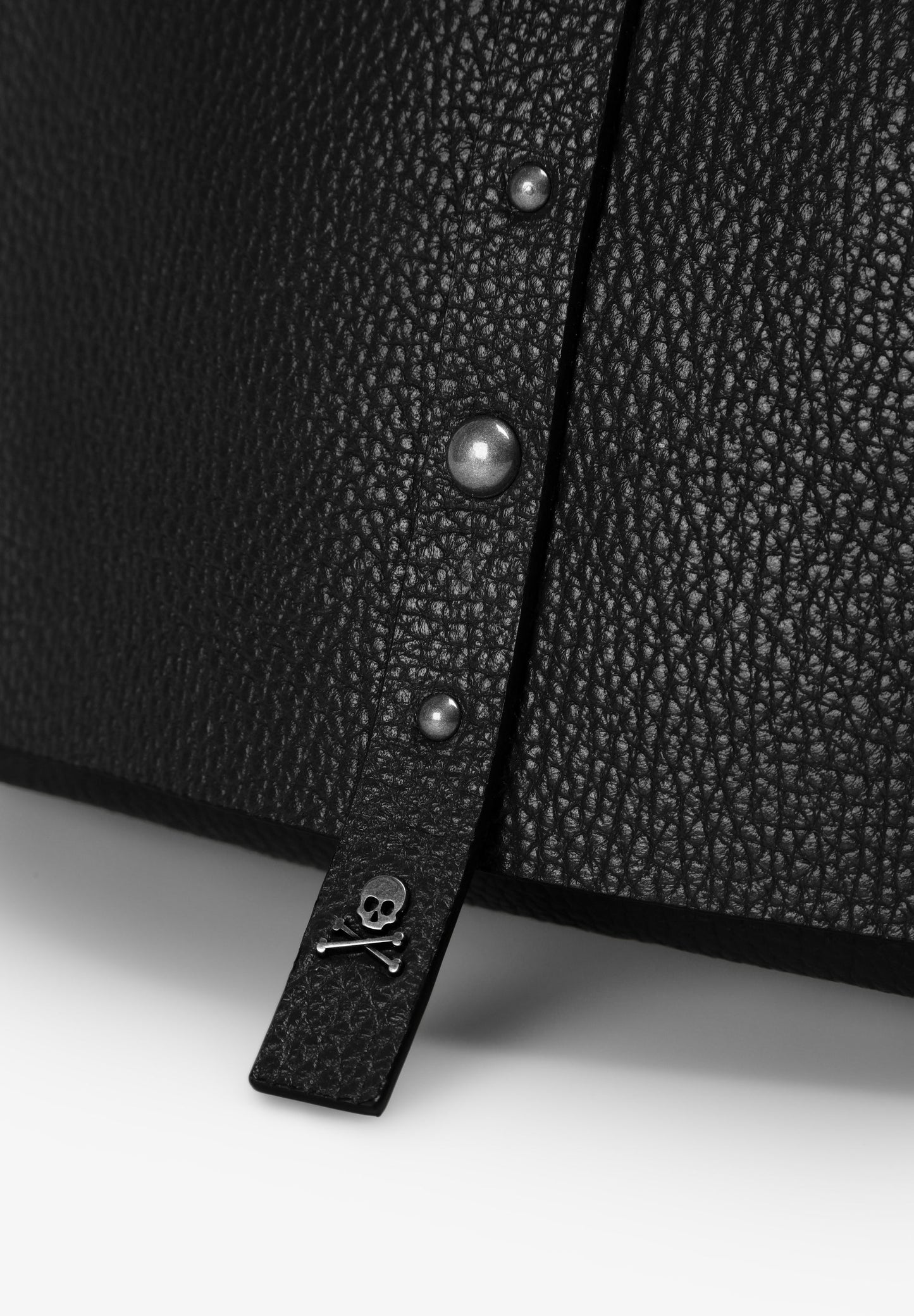 TAS LEER DETAIL STUDS