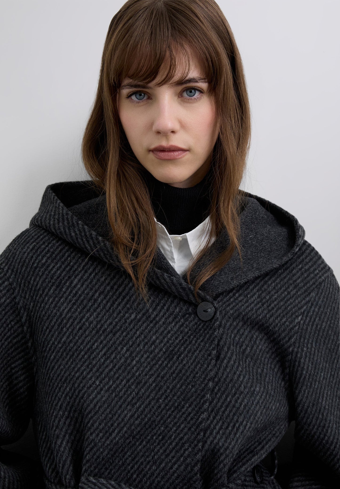 LANGER MANTEL AUS WOLLE MIT KAPUZE