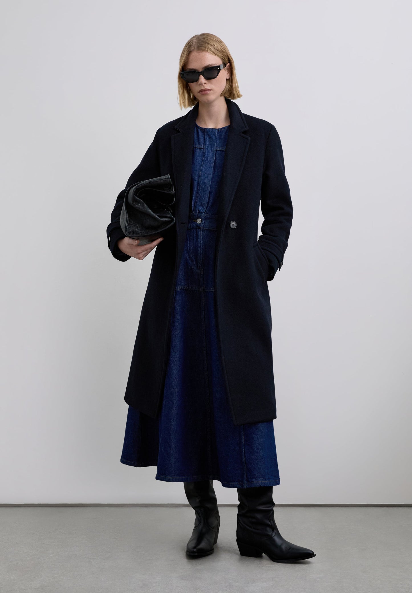 MANTEAU AVEC CEINTURE CONTRASTÉE