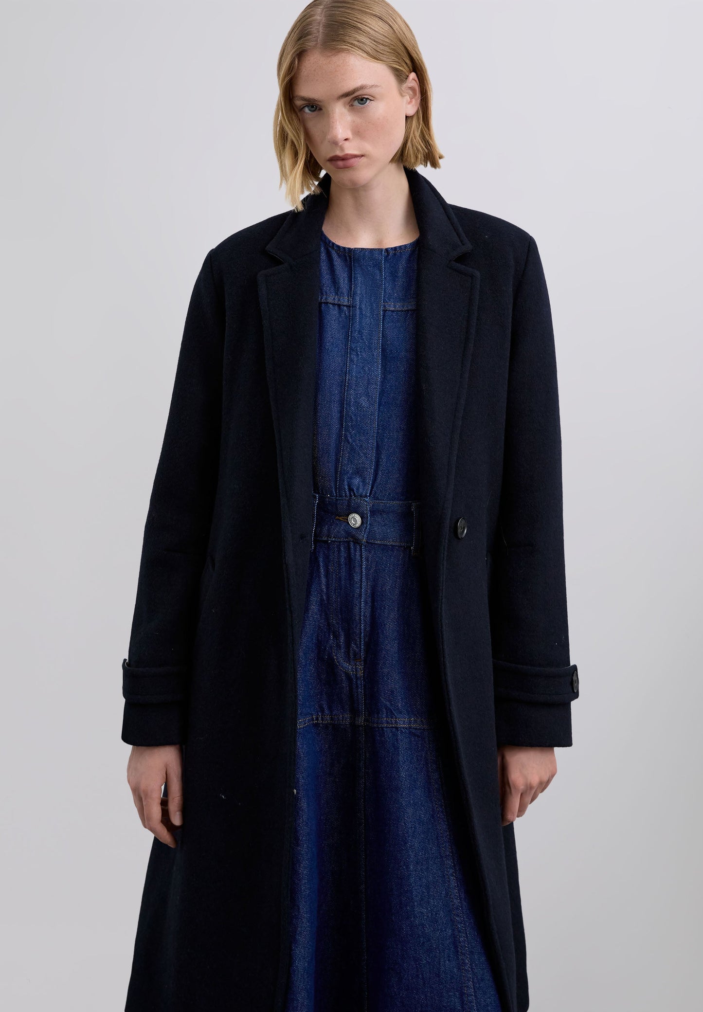 MANTEAU AVEC CEINTURE CONTRASTÉE