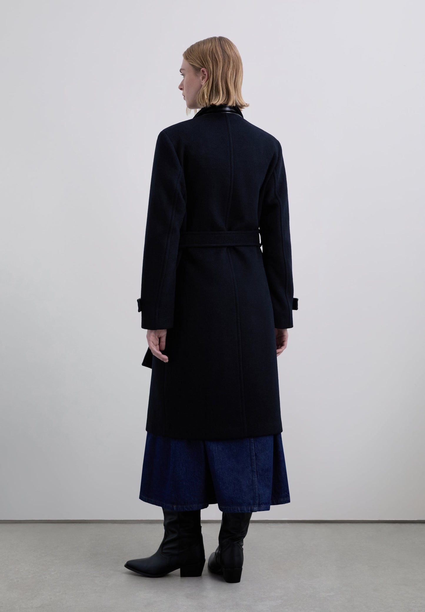 MANTEAU AVEC CEINTURE CONTRASTÉE