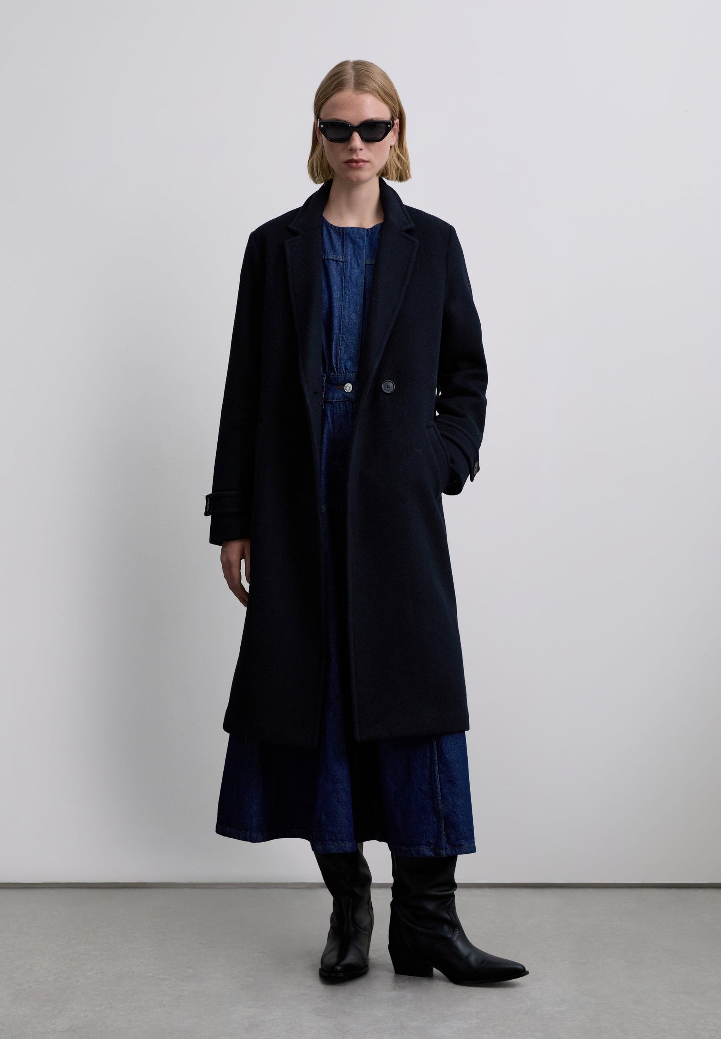 MANTEAU AVEC CEINTURE CONTRASTÉE