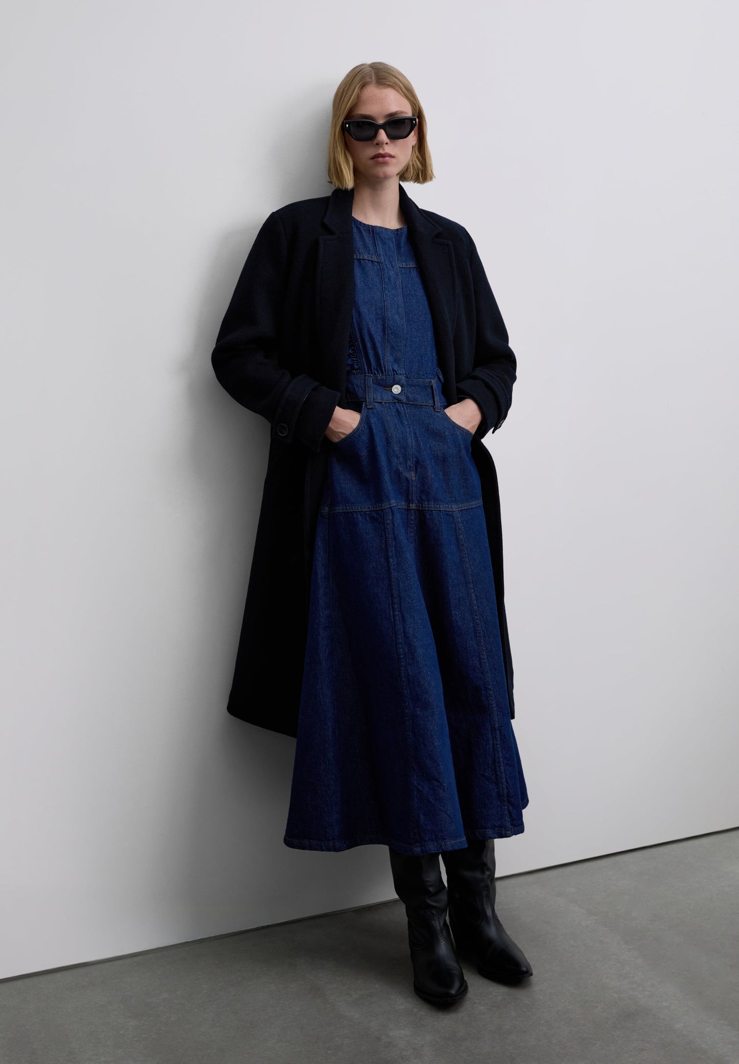 MANTEAU AVEC CEINTURE CONTRASTÉE