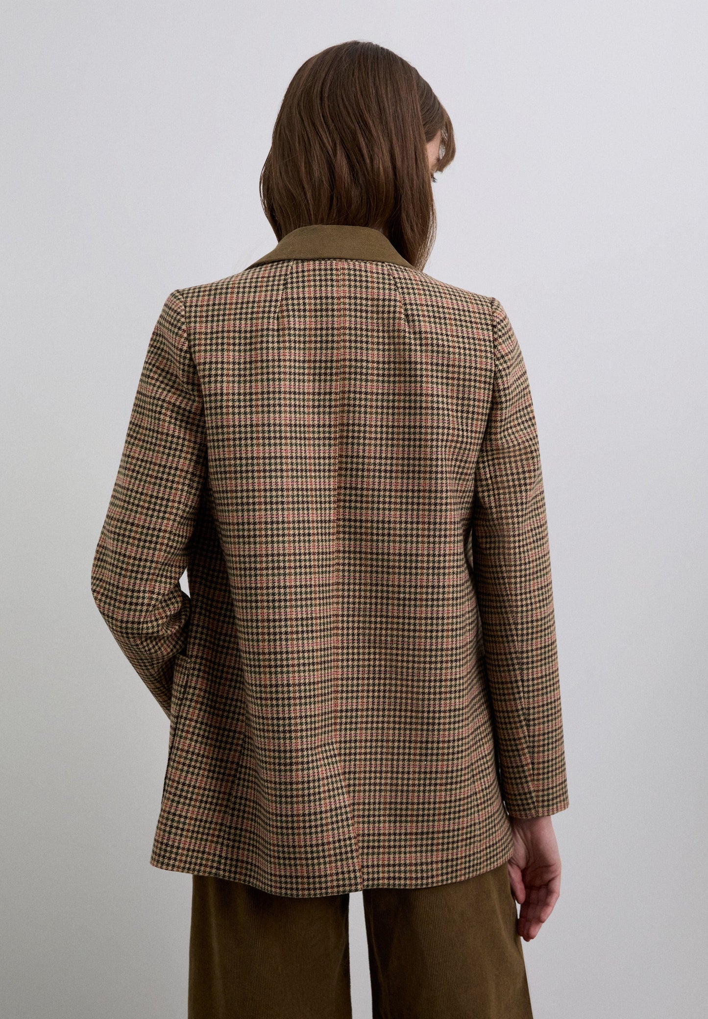 BLAZER MIT FARBLICH ABGESETZTEN DETAILS