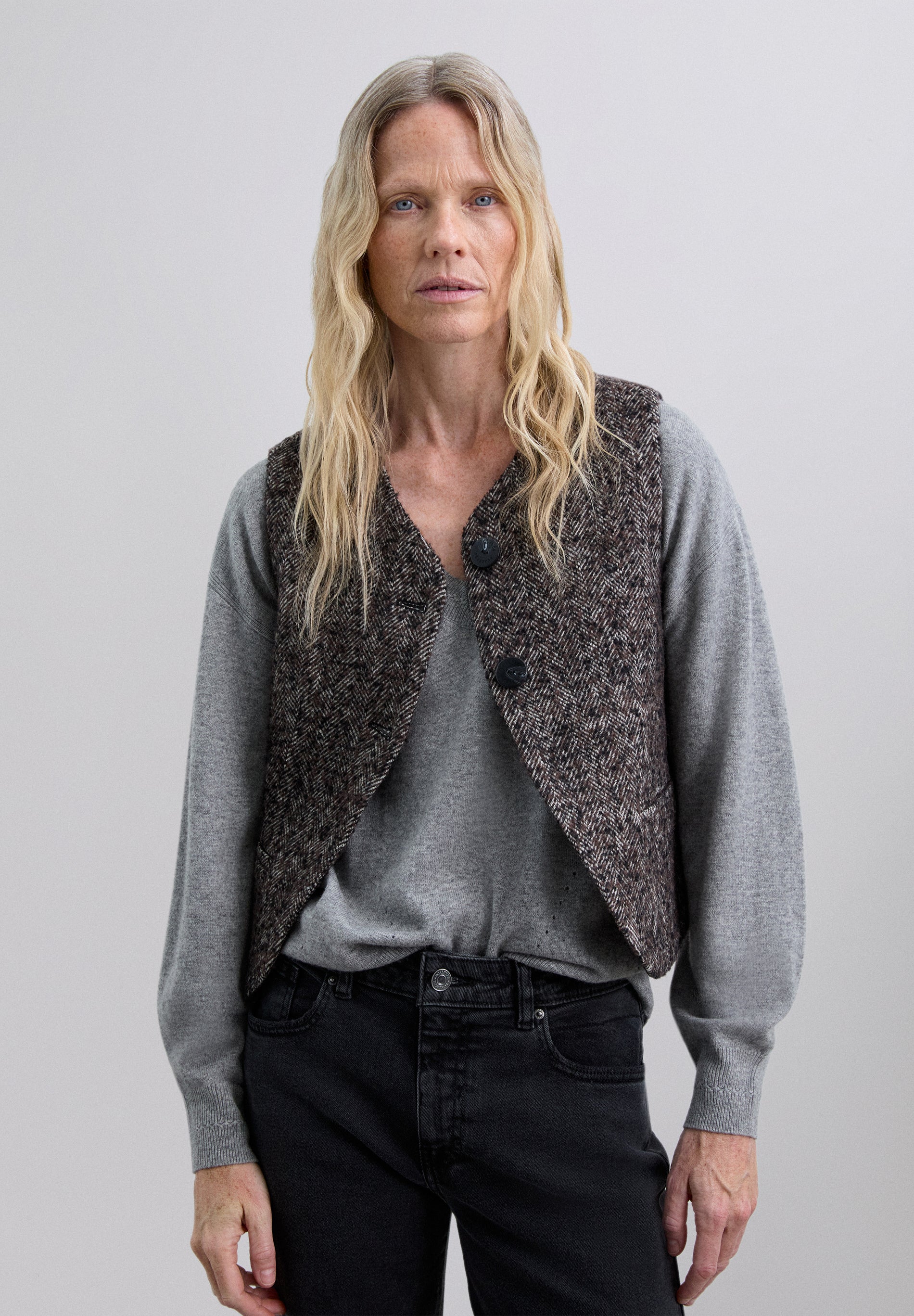 TALLIERTE WESTE MIT FISCHGRÄTMUSTER