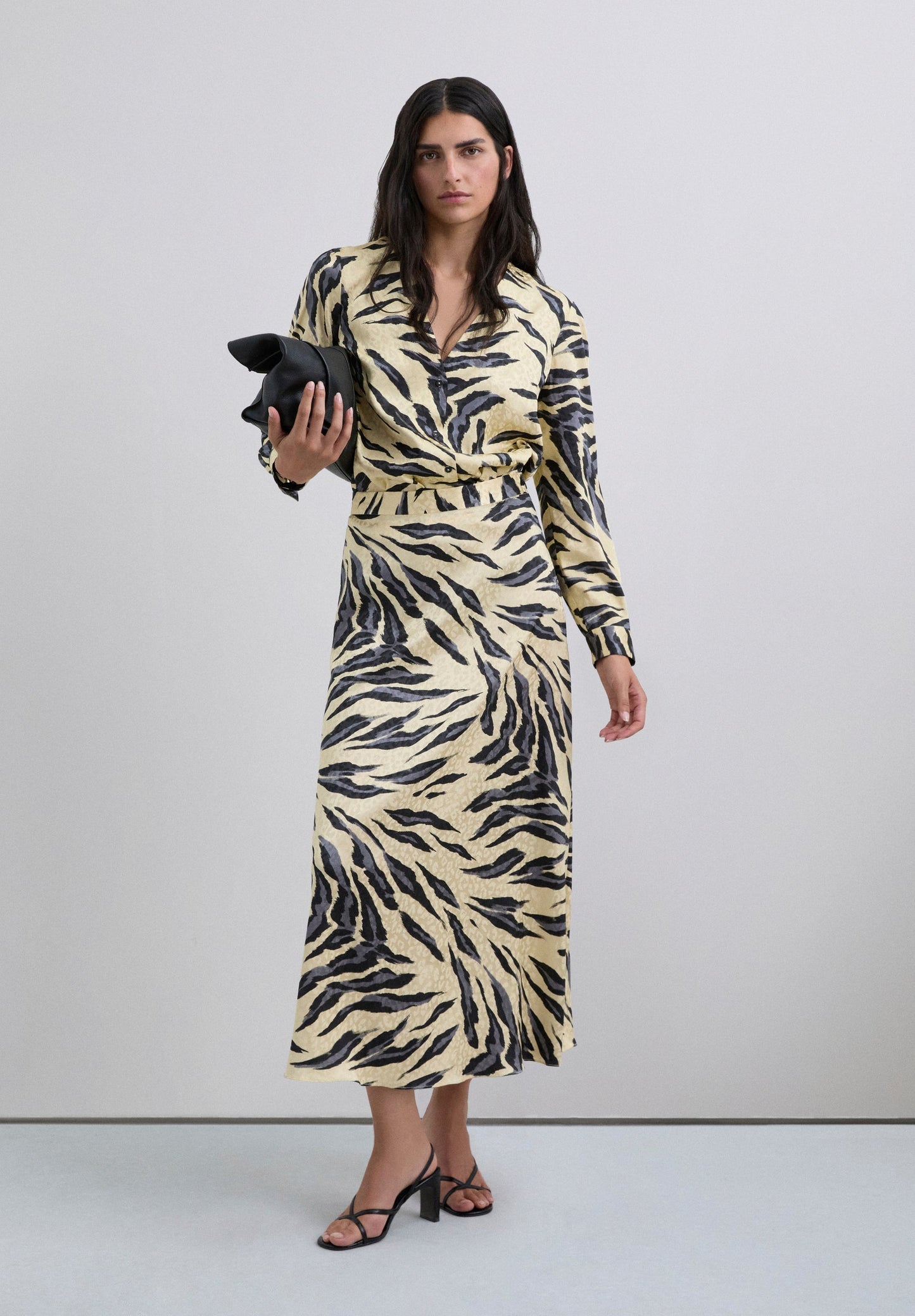SATINIERTE BLUSE MIT ANIMAL-PRINT