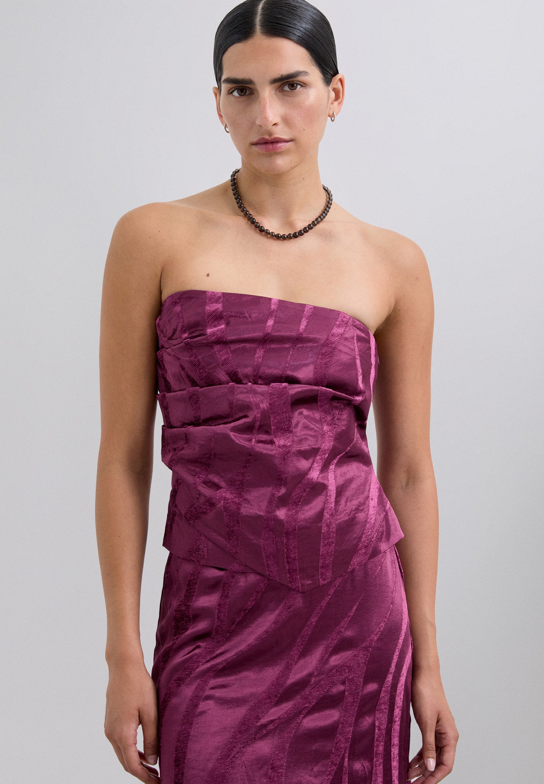 ASYMMETRISCHE TOP MET FLUWELEN DETAILS