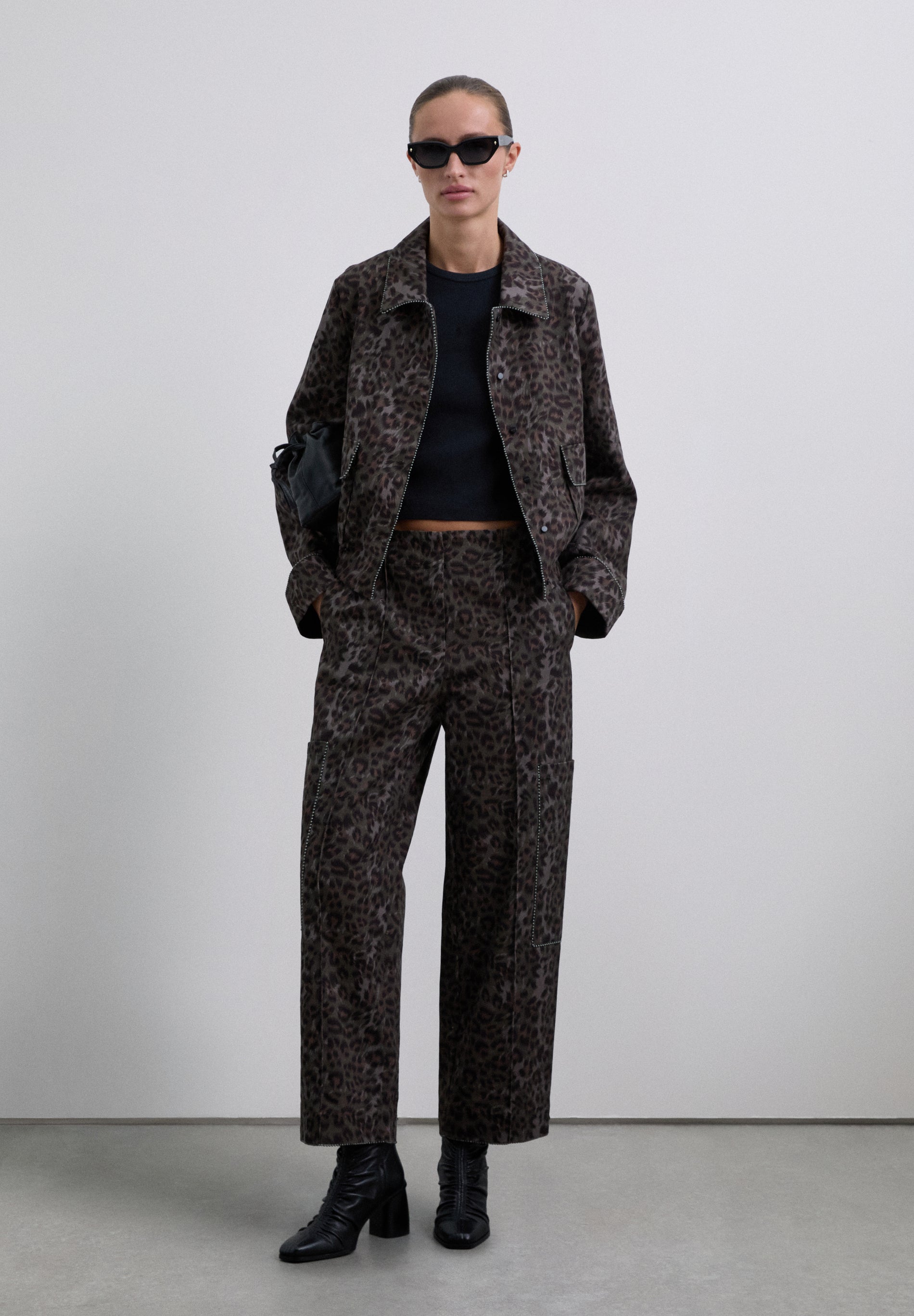 GERADE GESCHNITTENE HOSE MIT ANIMAL-PRINT