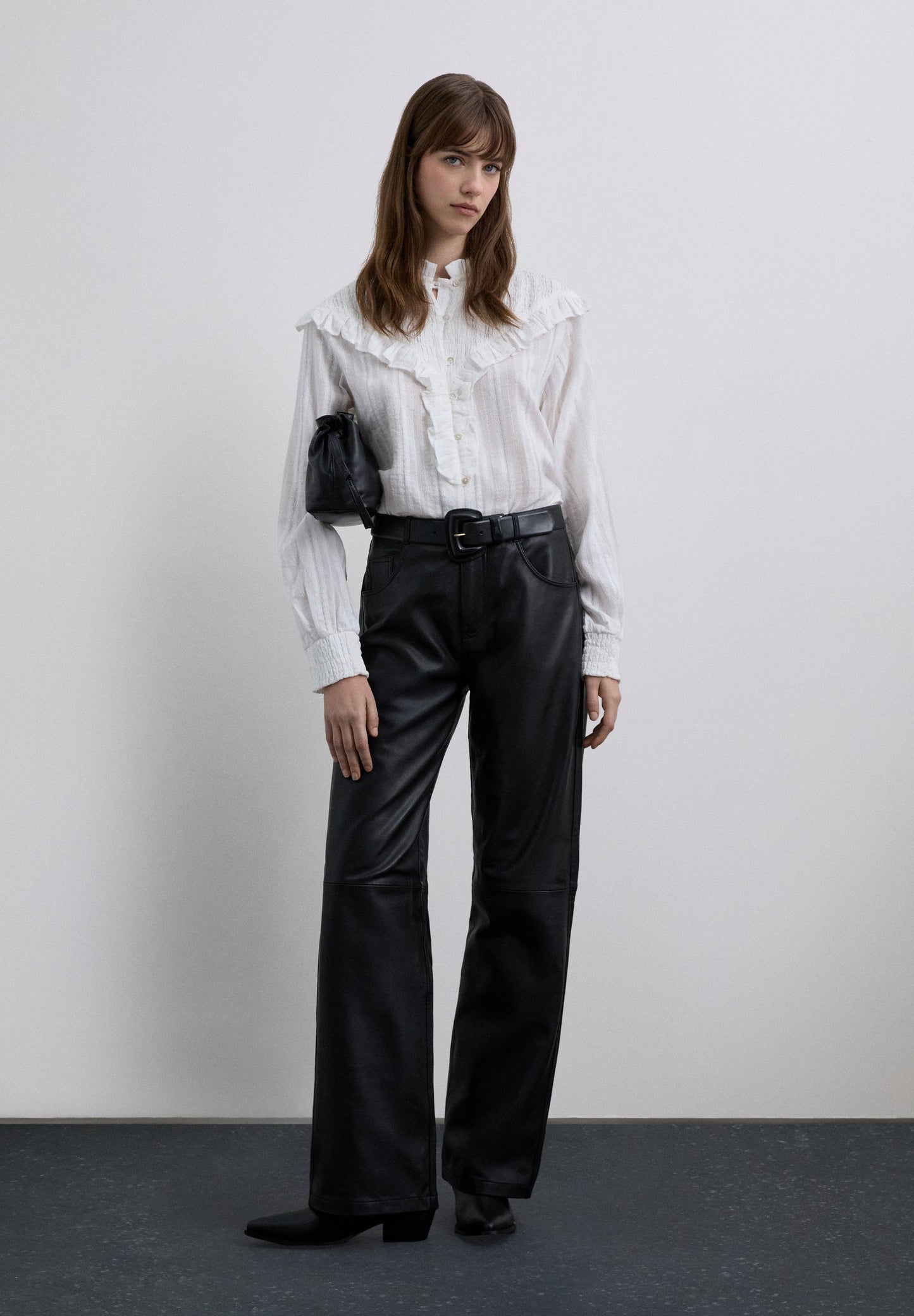 GERADE GESCHNITTENE LEDERHOSE