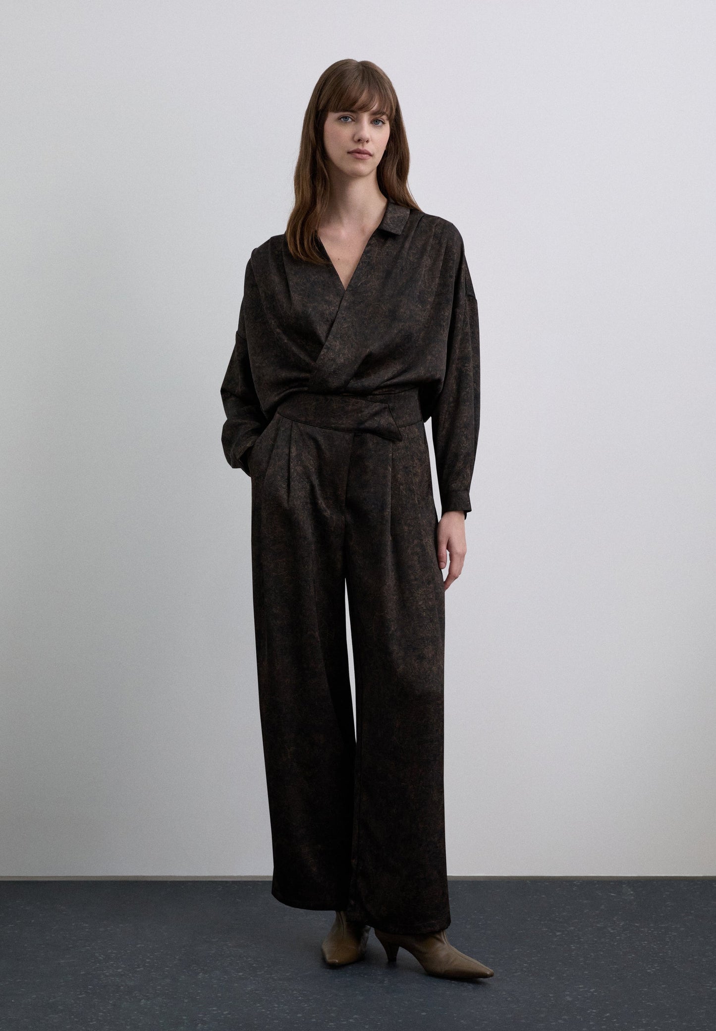 HOSE IN SATINOPTIK MIT PRINT