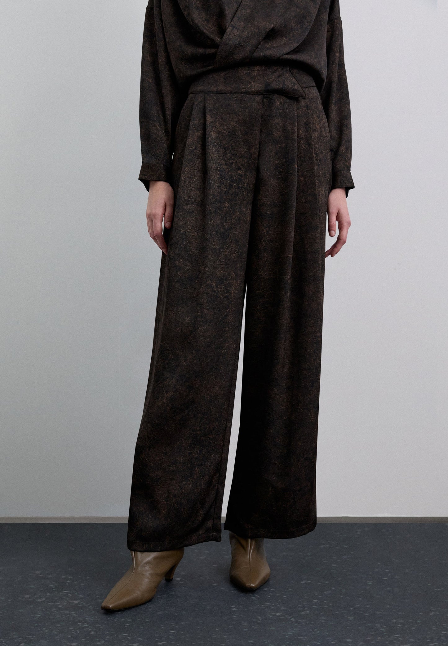 HOSE IN SATINOPTIK MIT PRINT