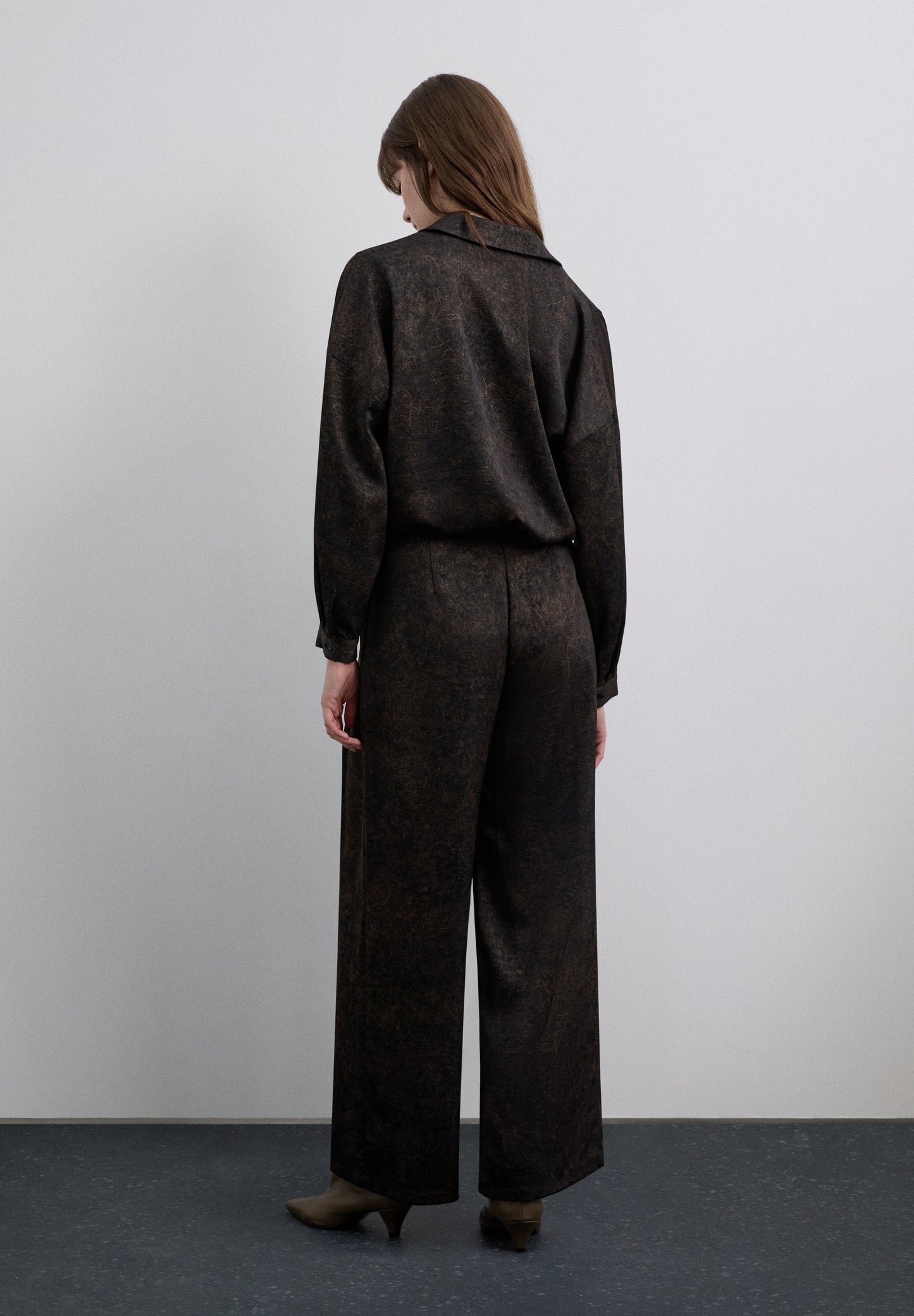 HOSE IN SATINOPTIK MIT PRINT