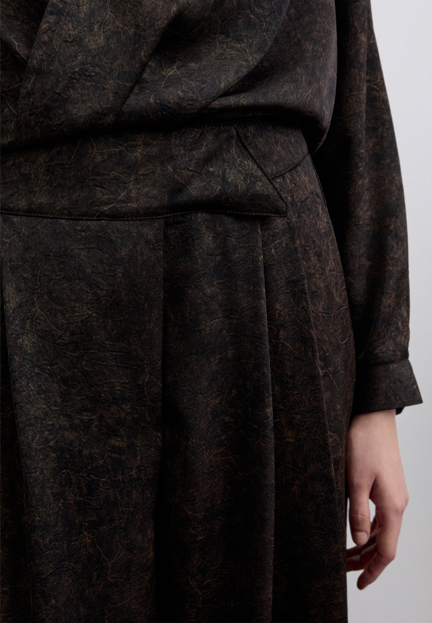 HOSE IN SATINOPTIK MIT PRINT