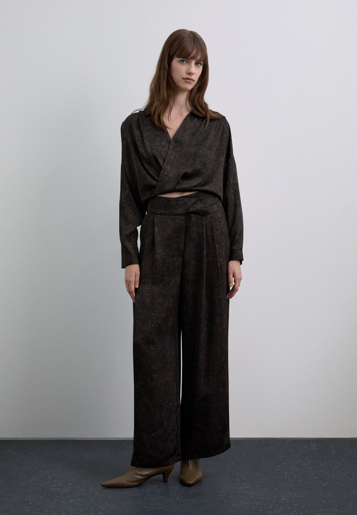 HOSE IN SATINOPTIK MIT PRINT