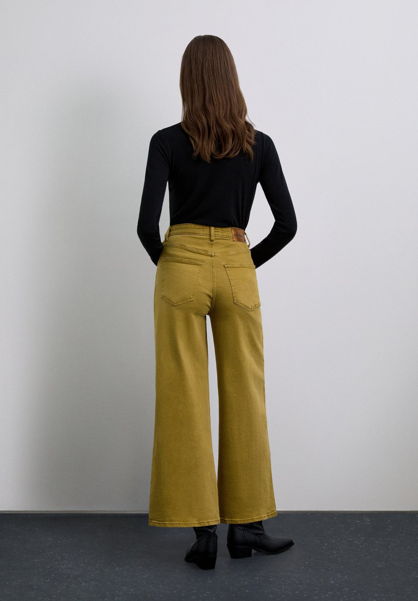 CULOTTE-JEANS MIT NIETEN