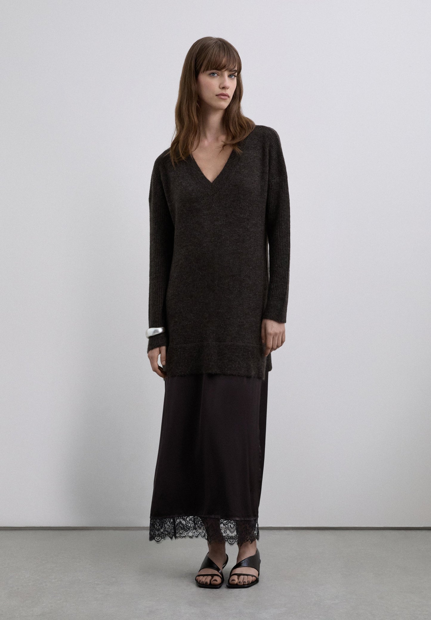 ROBE MIDI EN MAILLE AVEC DÉTAILS DE NUISETTE