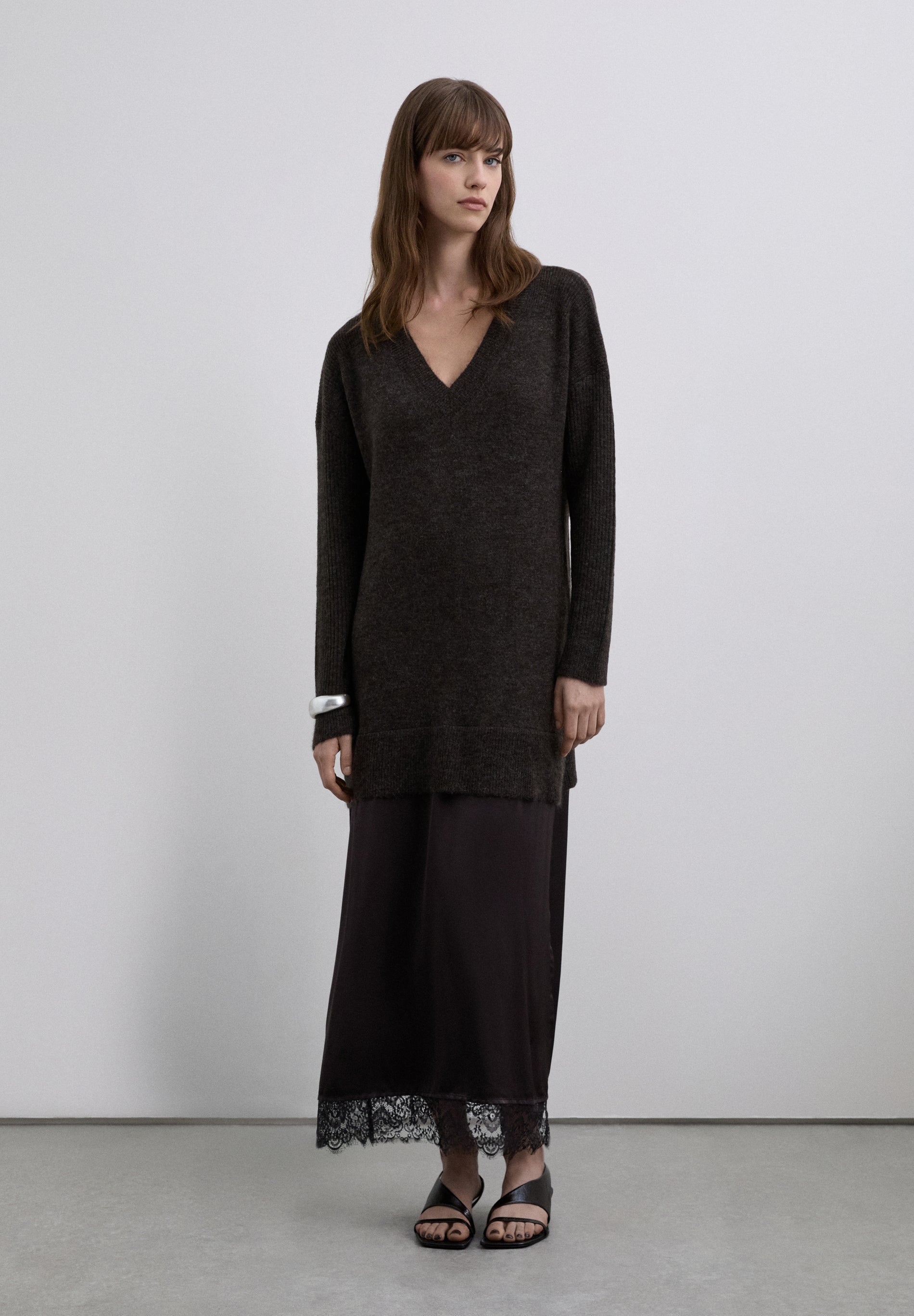 ROBE MIDI EN MAILLE AVEC DÉTAILS DE NUISETTE