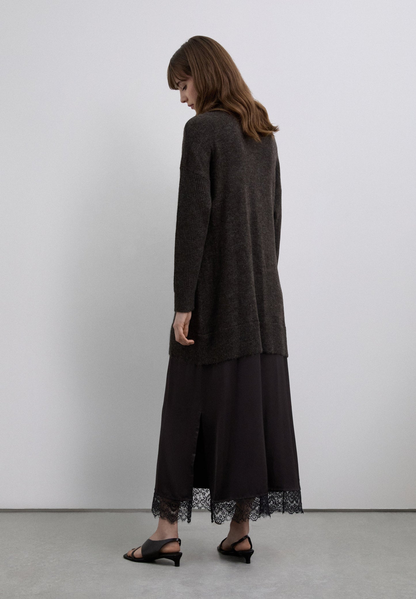 ROBE MIDI EN MAILLE AVEC DÉTAILS DE NUISETTE