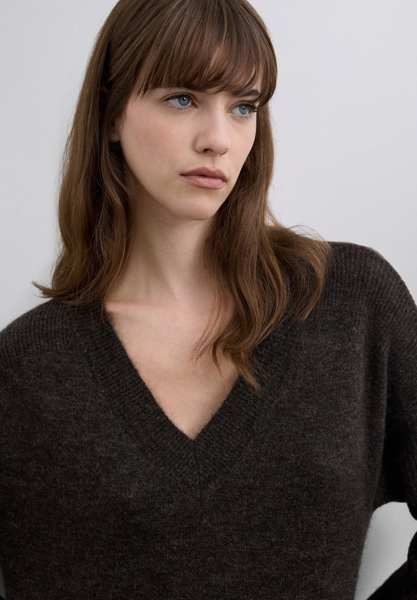 GESTRICKTES MIDIKLEID MIT LINGERIE-DETAIL