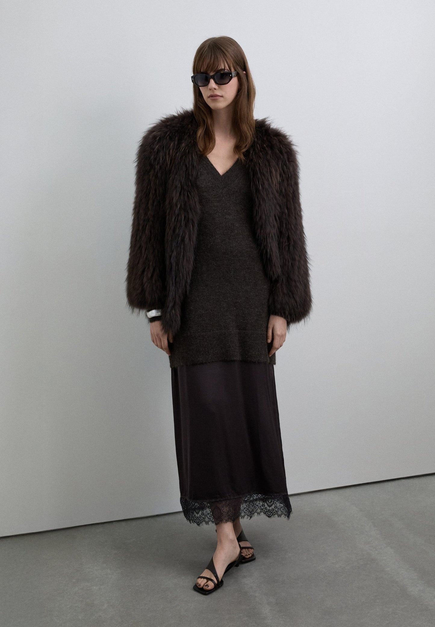 ROBE MIDI EN MAILLE AVEC DÉTAILS DE NUISETTE