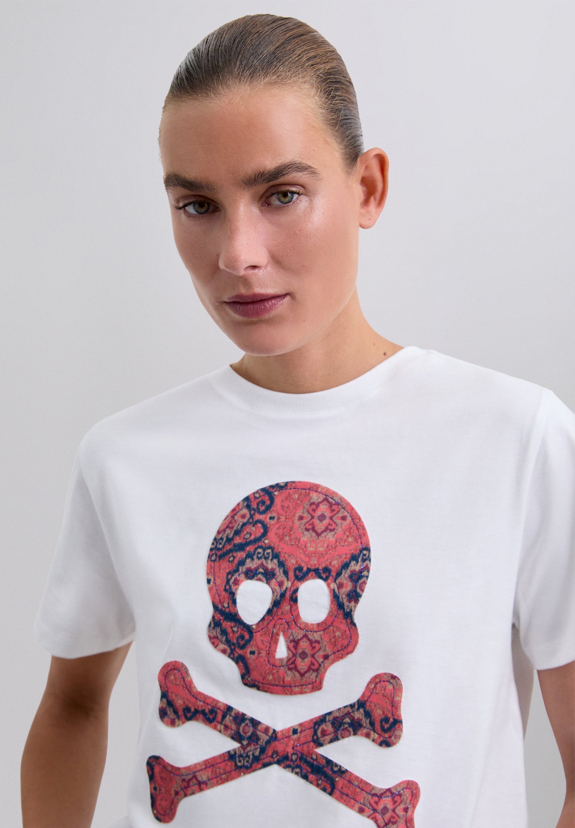 T-SHIRT MIT TOTENKOPF-PRINT