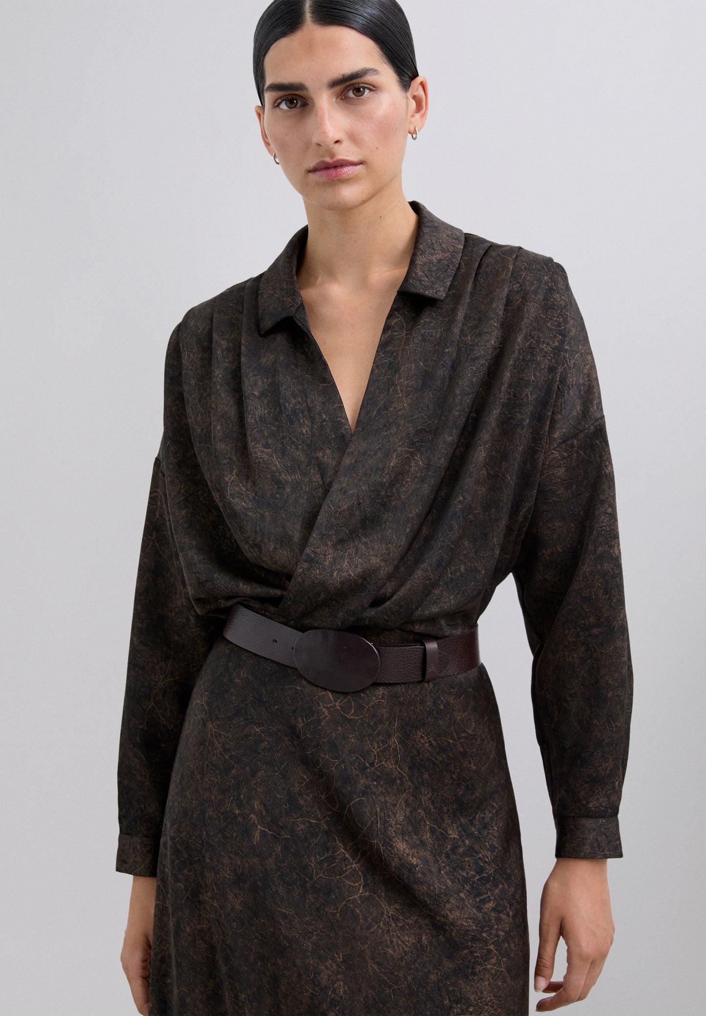 ÜBERKREUZTES HEMD MIT PRINT