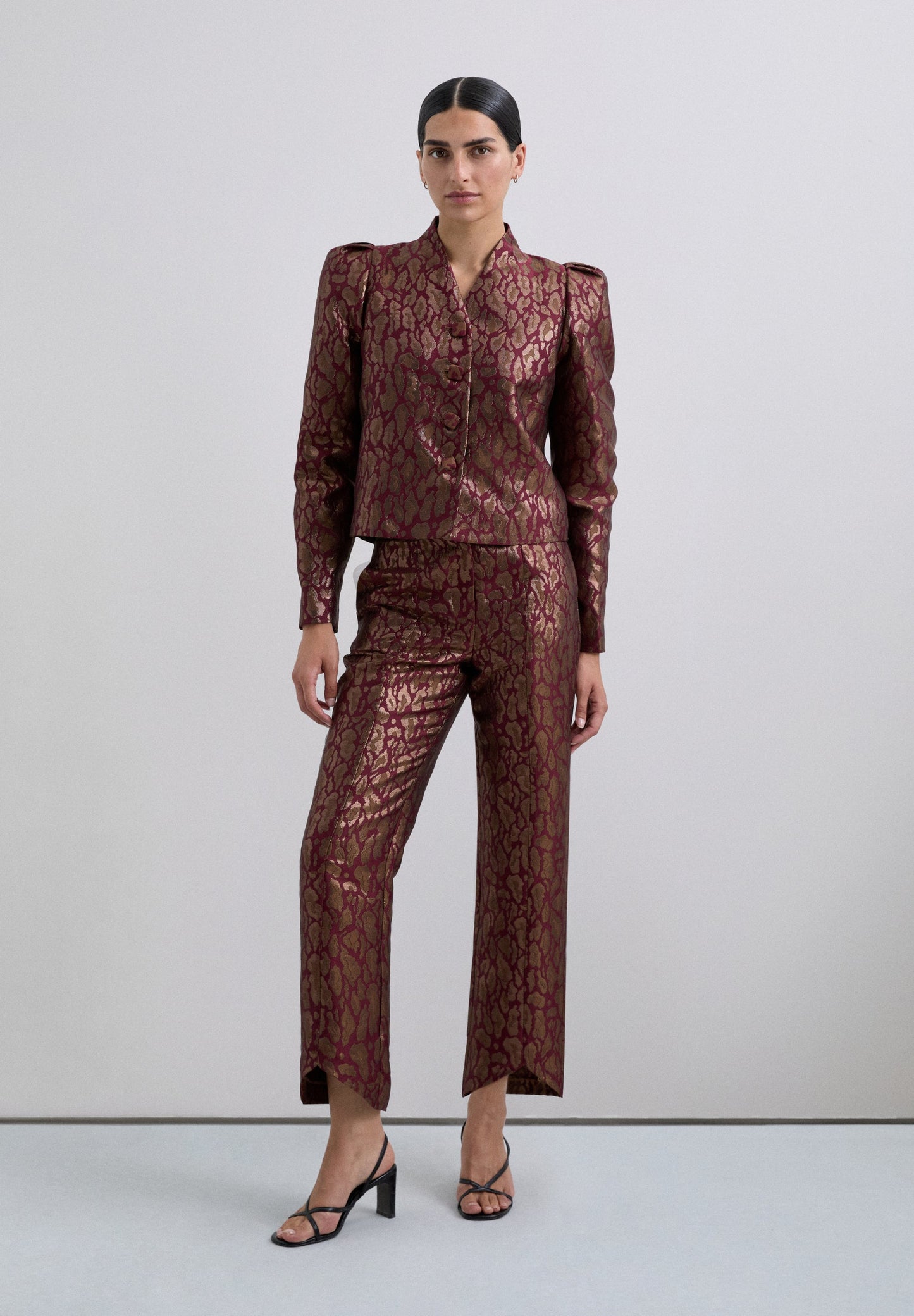 CROPPED-BLAZER MIT METALLISIERTEM ANIMALPRINT