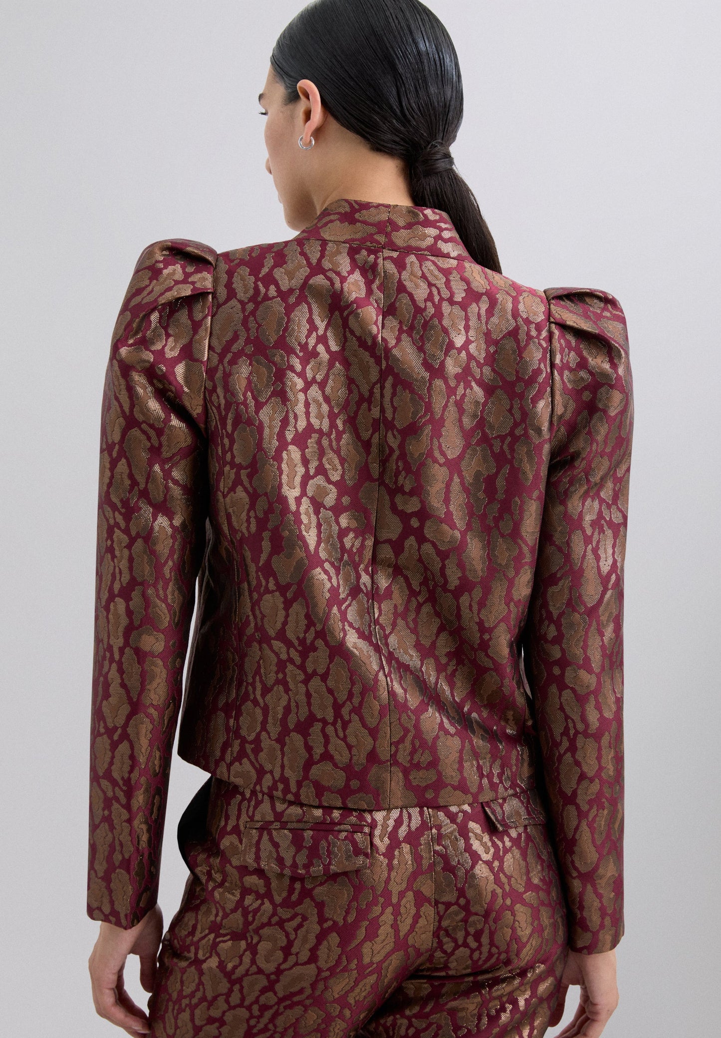CROPPED-BLAZER MIT METALLISIERTEM ANIMALPRINT