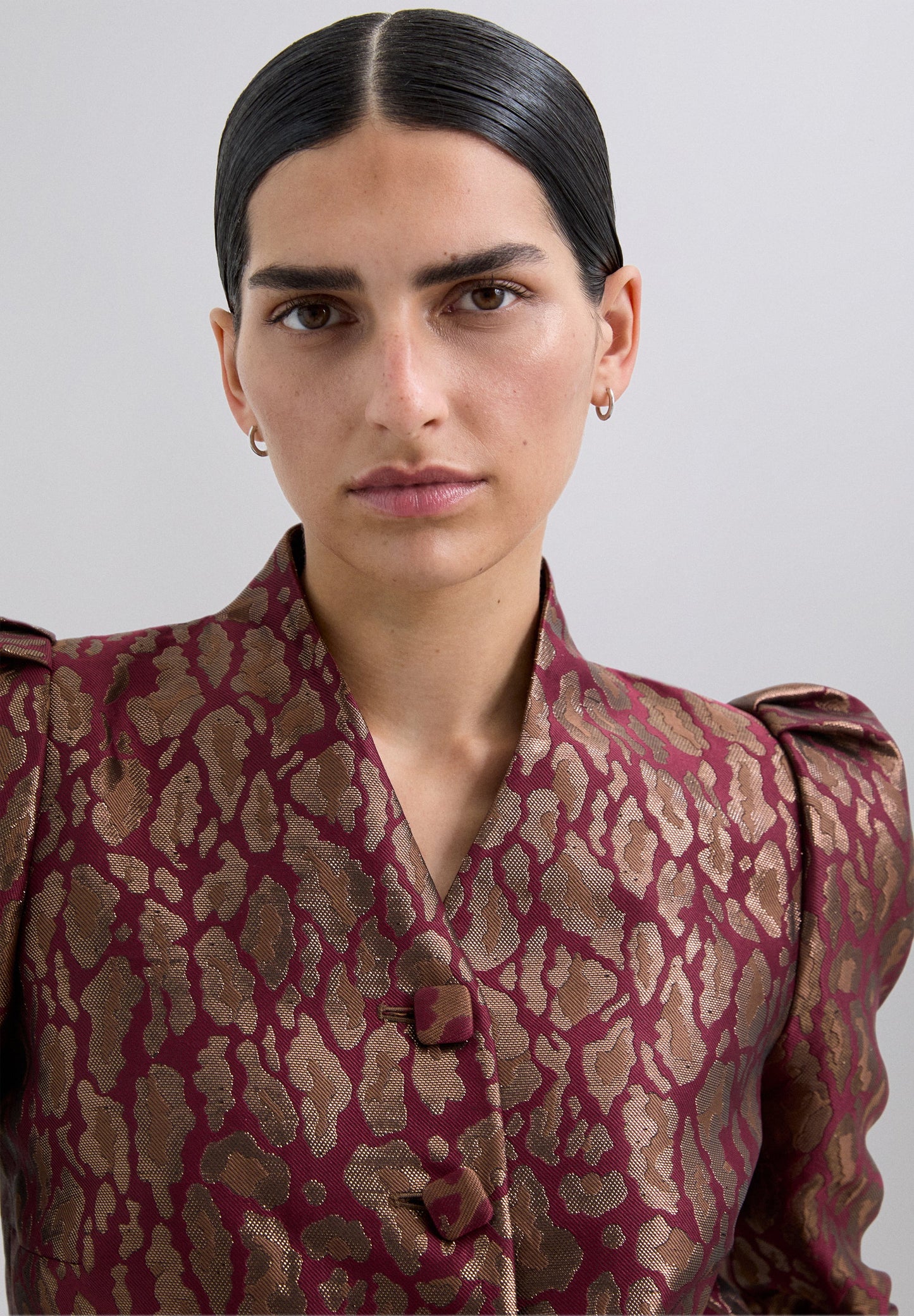 CROPPED-BLAZER MIT METALLISIERTEM ANIMALPRINT