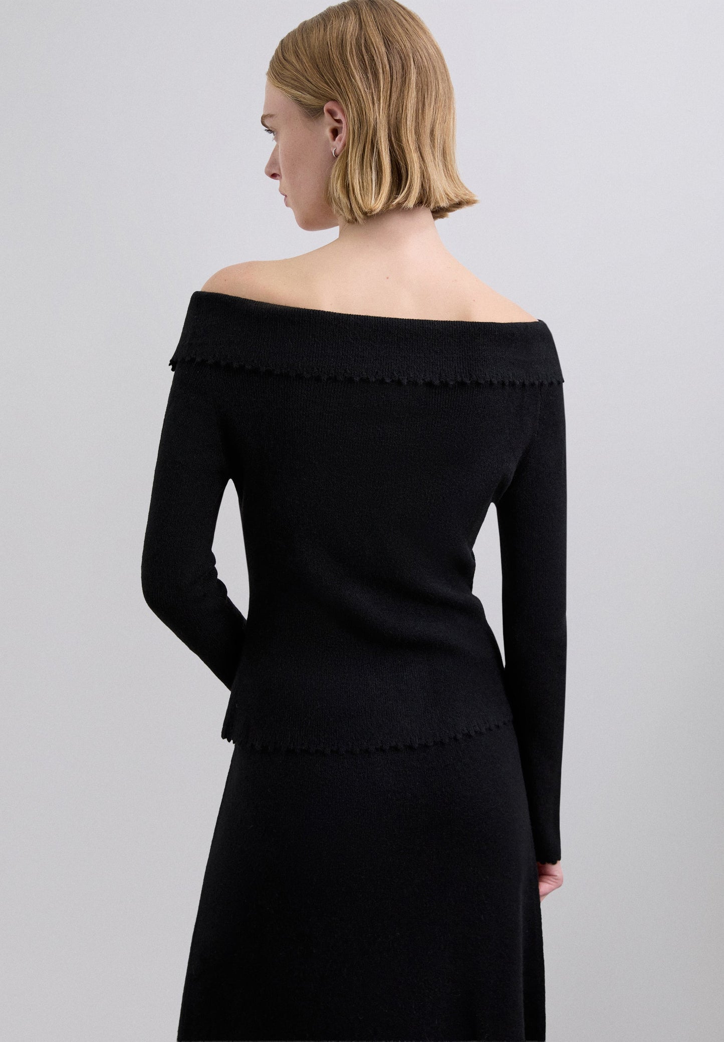 SCHULTERFREIER PULLOVER