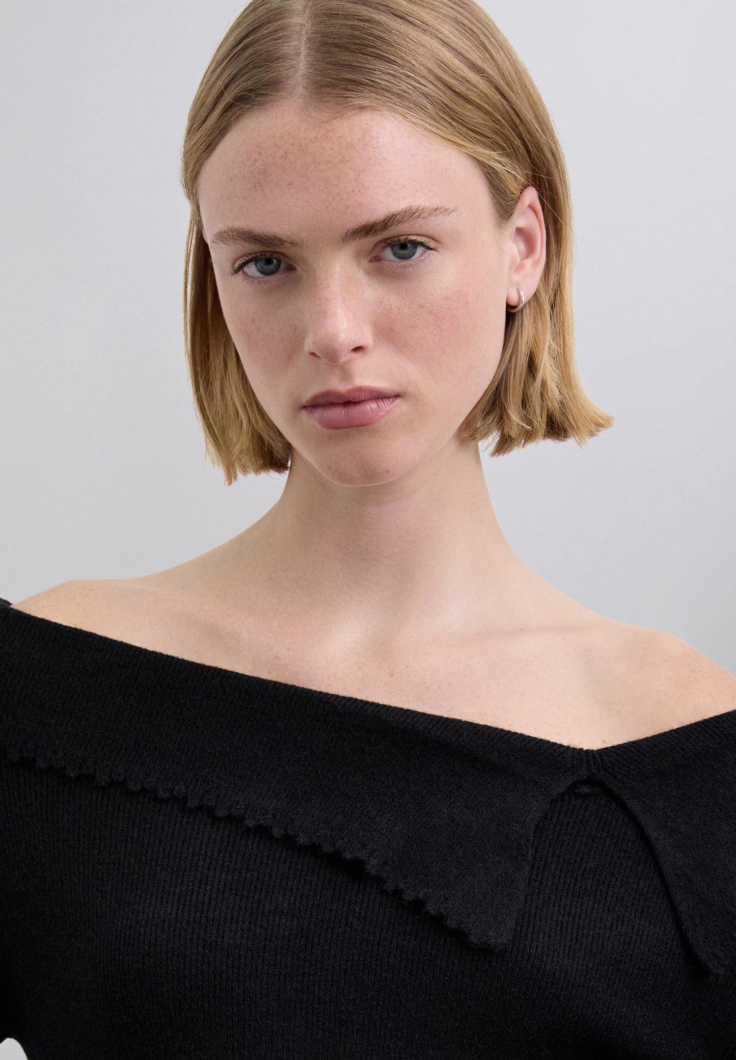 SCHULTERFREIER PULLOVER