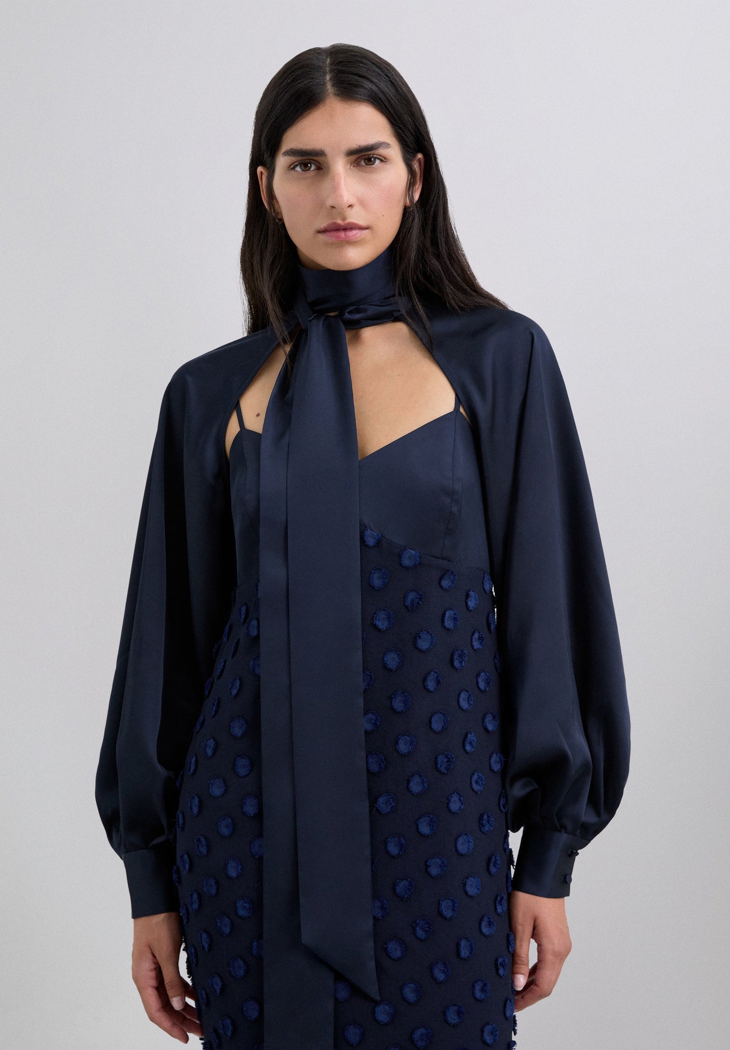 CAPE SATINÉE MANCHES BOUFFANTES