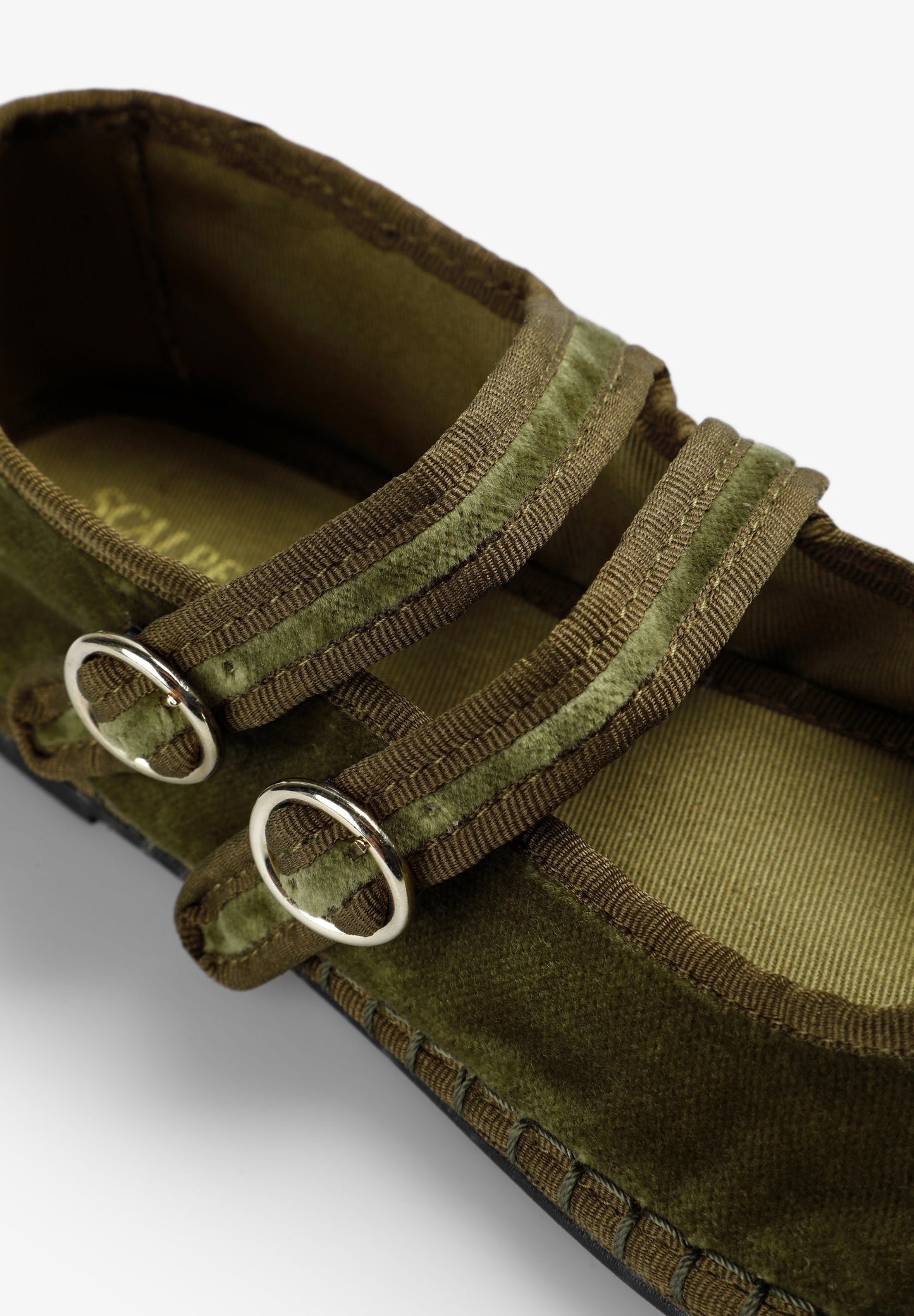 BALLERINAS AUS SAMT MIT DOPPELTEM RIEMEN UND KORDEL