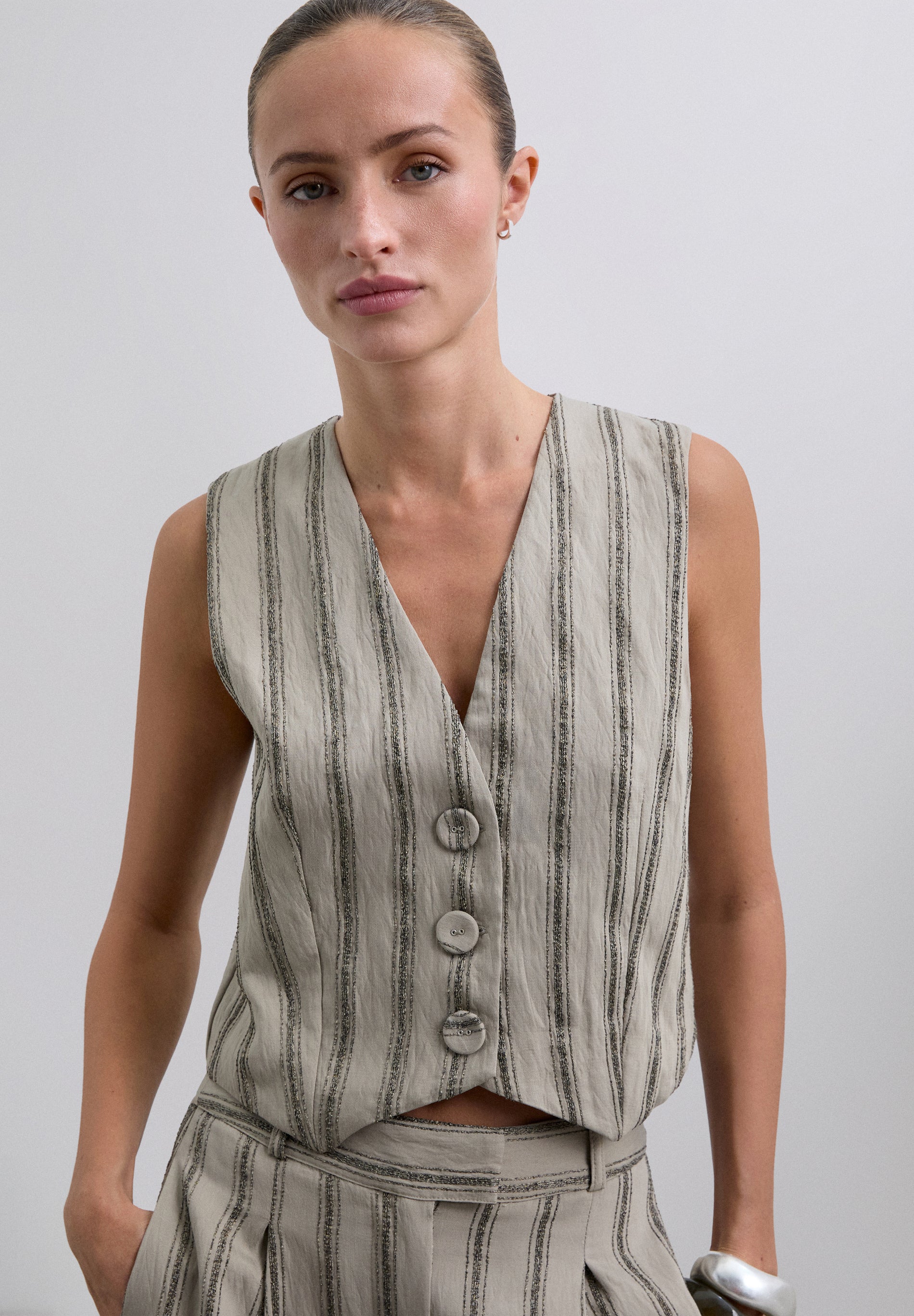 VESTE SANS MANCHES RAYURES DÉTAILS MÉTALLISÉS