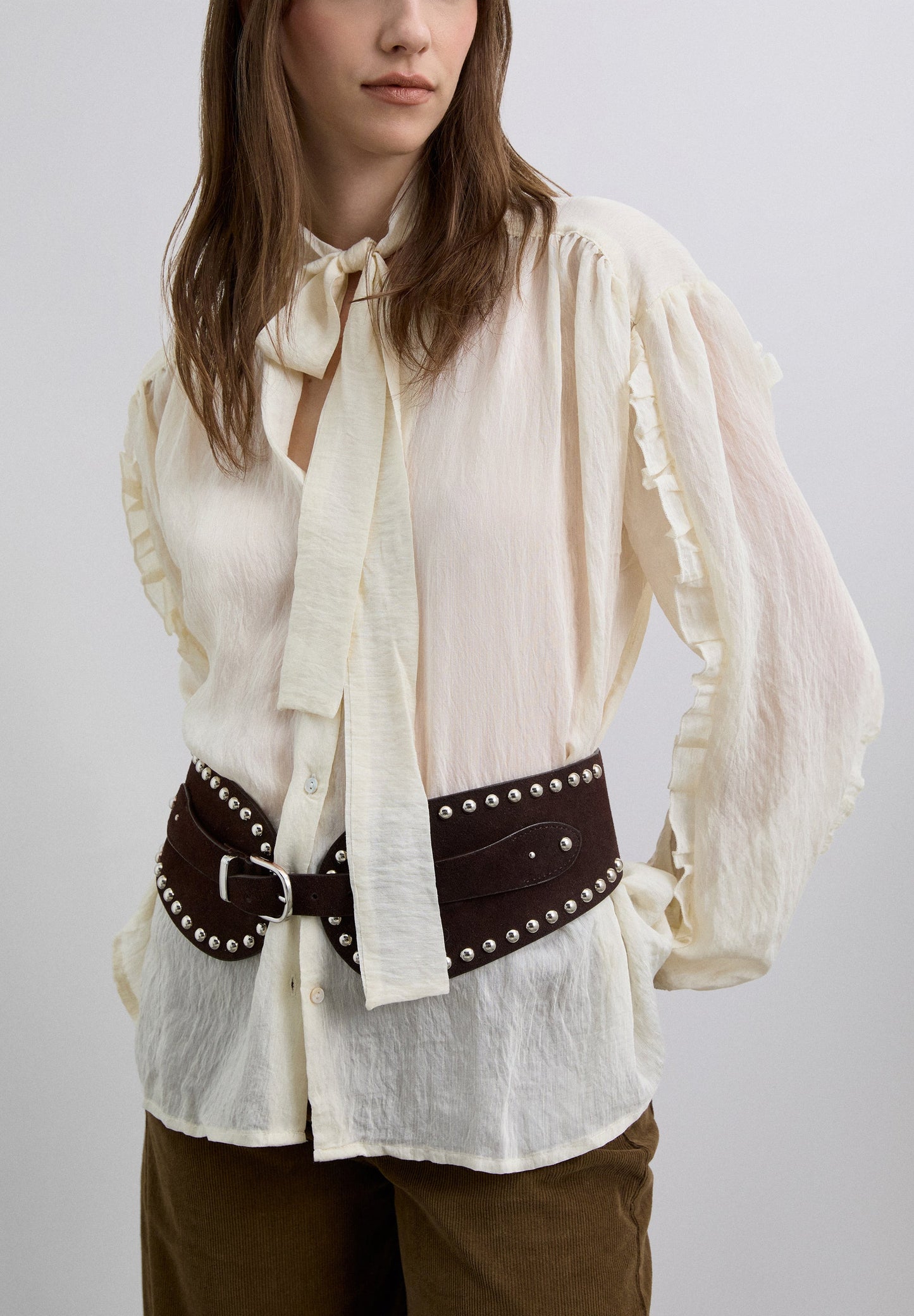 CEINTURE EN DAIM CLOUTÉE