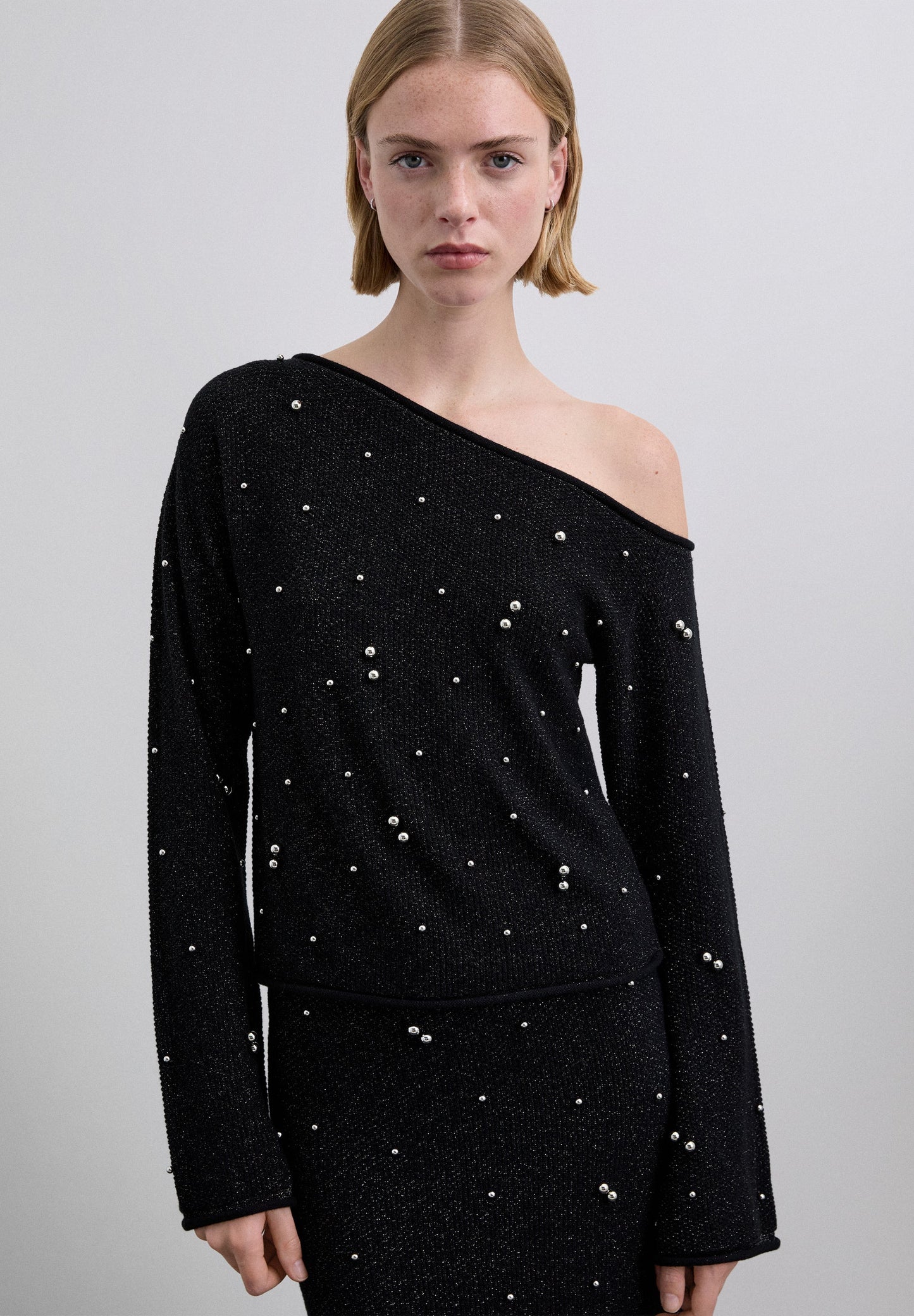 ASYMMETRISCHER PULLOVER MIT PERLEN