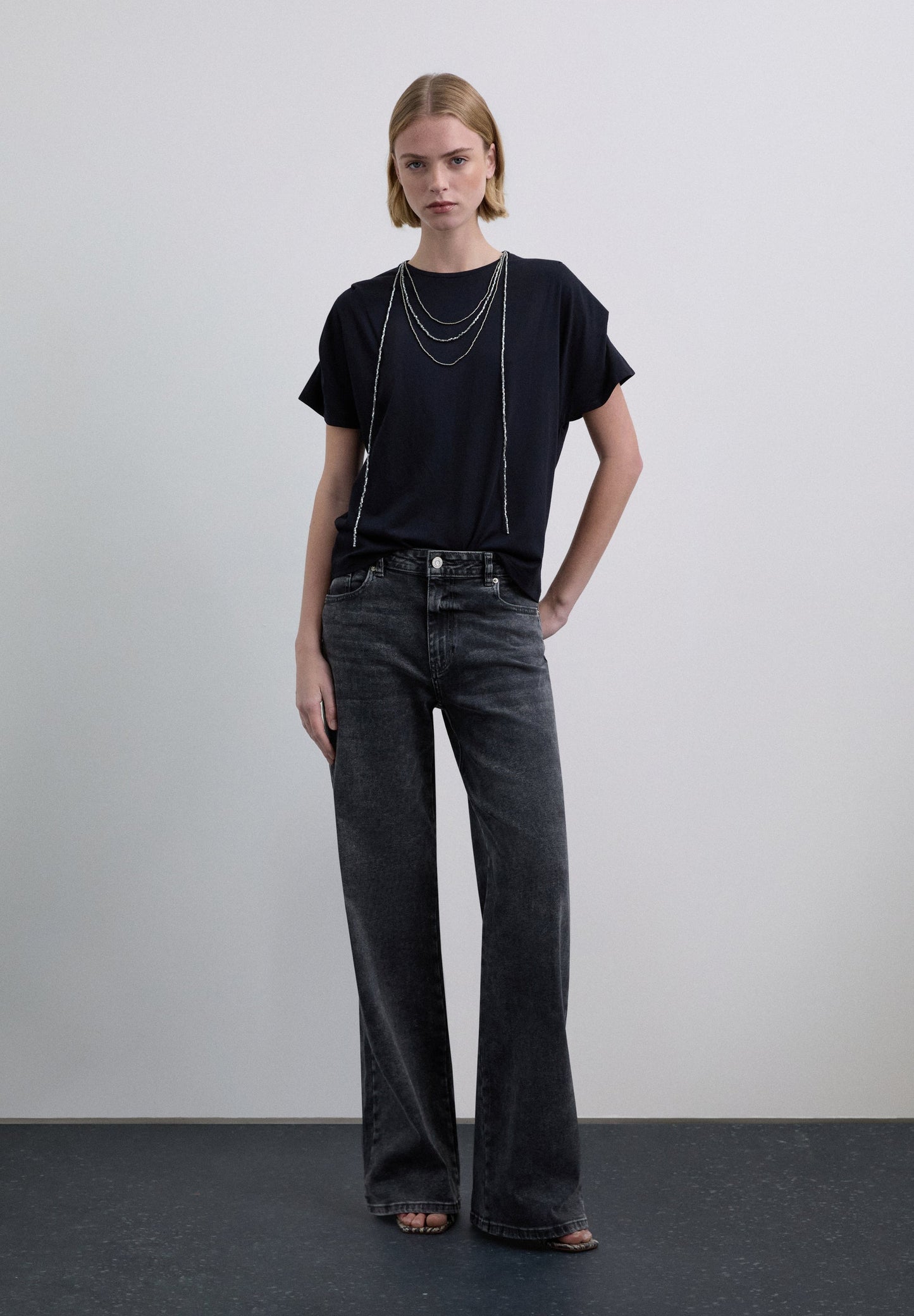 XM SCNECKLACE TEE - Scalpers