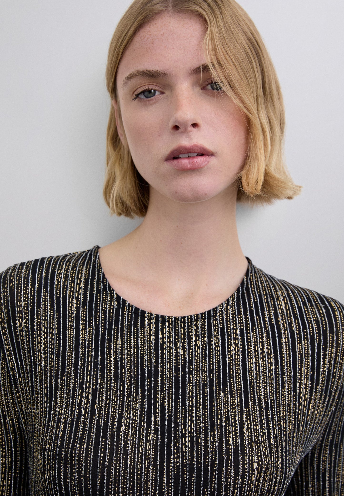 KLEID MIT METALLIC-STREIFEN